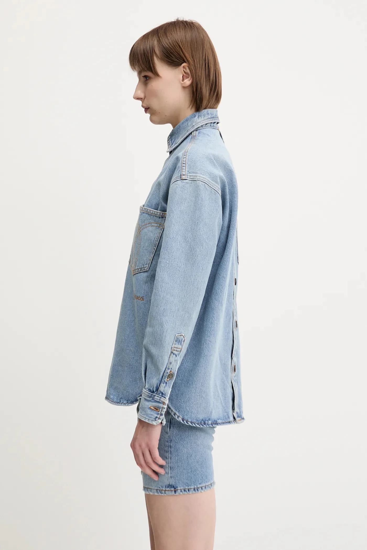 Джинсовая рубашка с открытой спиной и вышивкой - фото 4