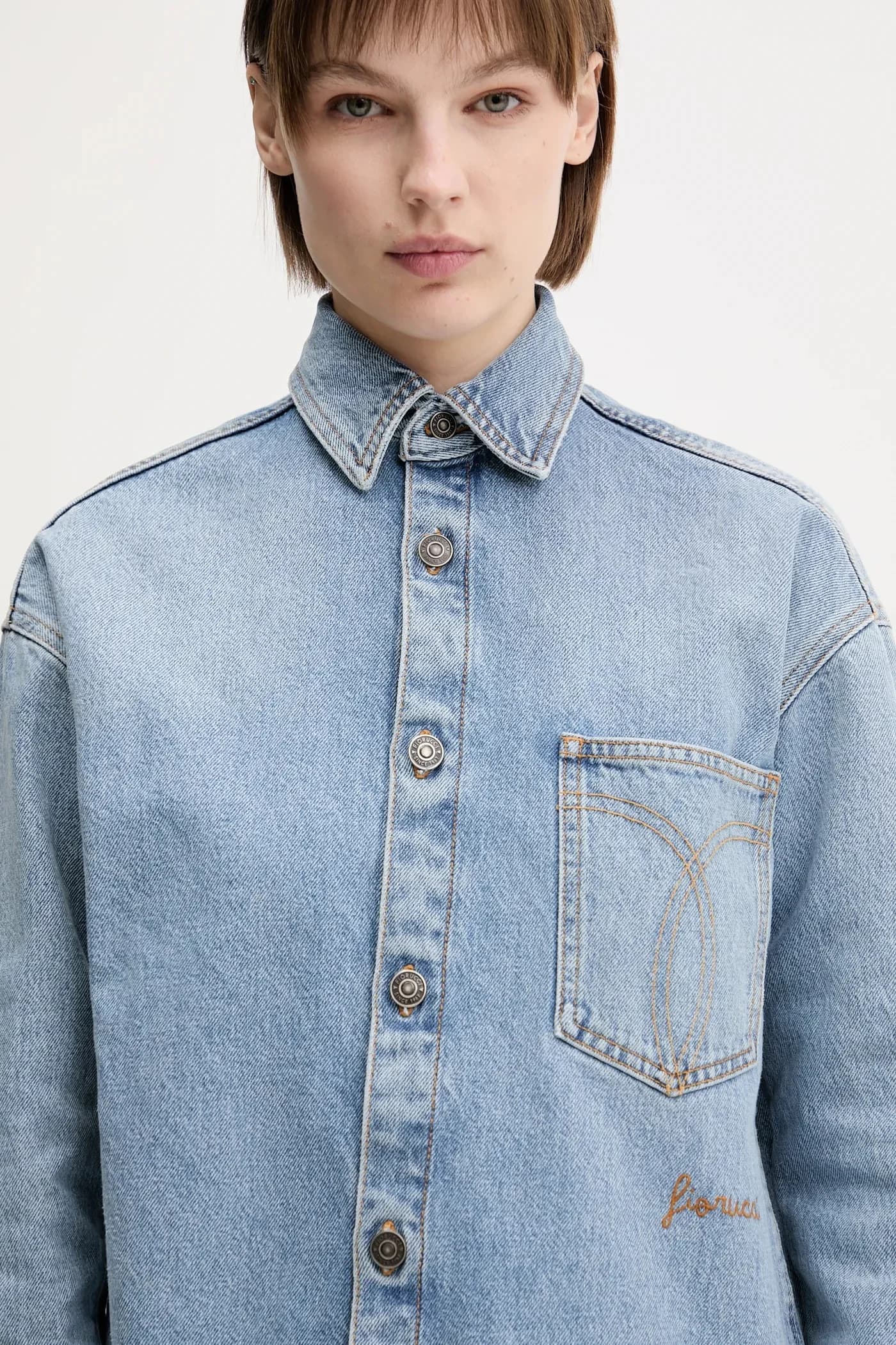 Джинсовая рубашка с открытой спиной и вышивкой - фото 8