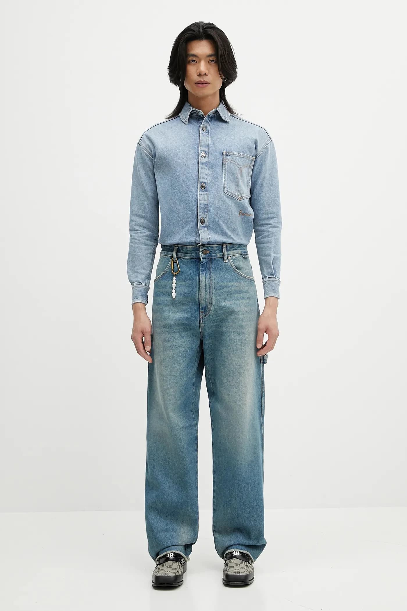 Джинсовая рубашка с открытой спиной и вышивкой - фото 9