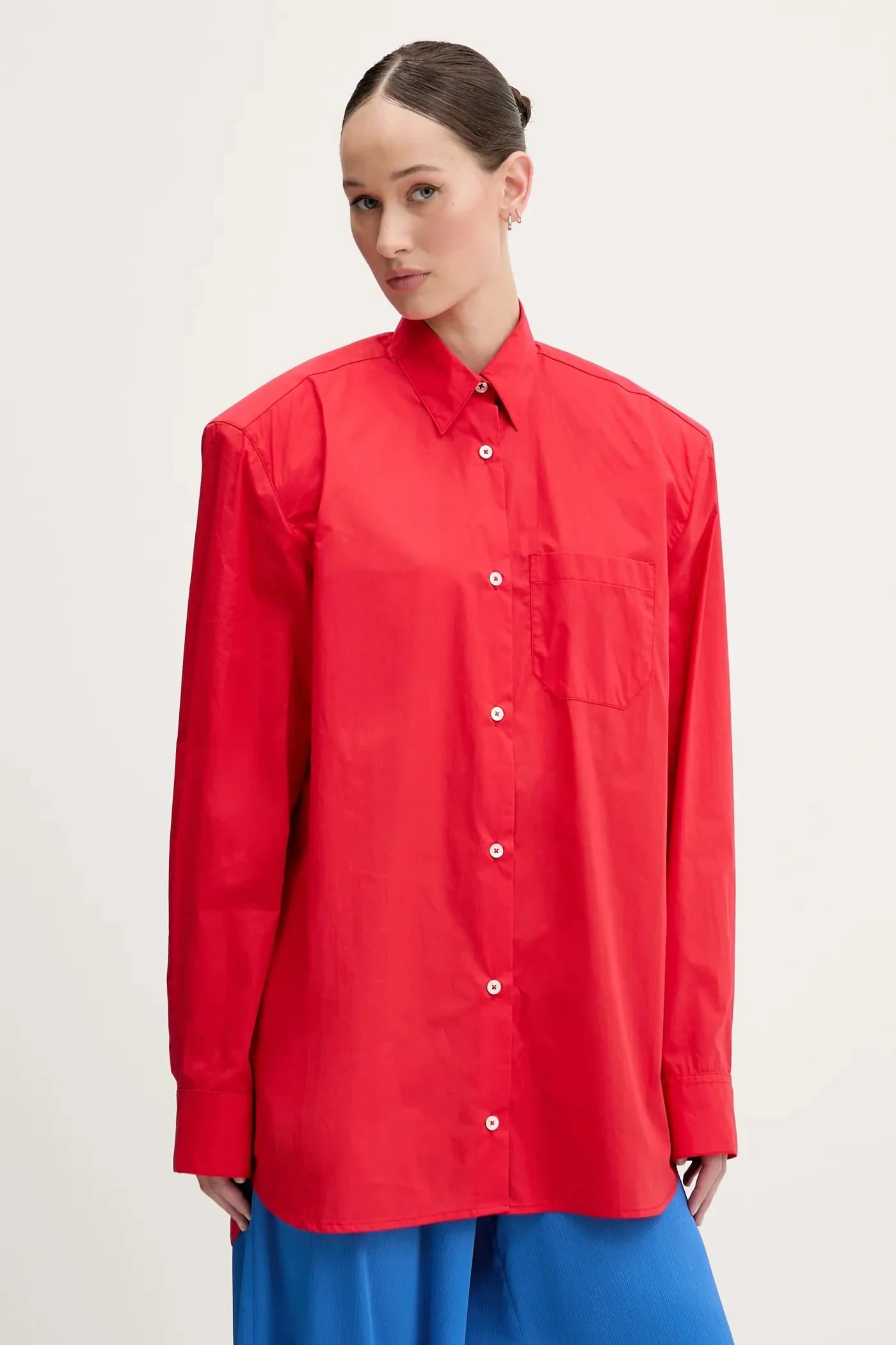 Красная дутая рубашка с вышивкой