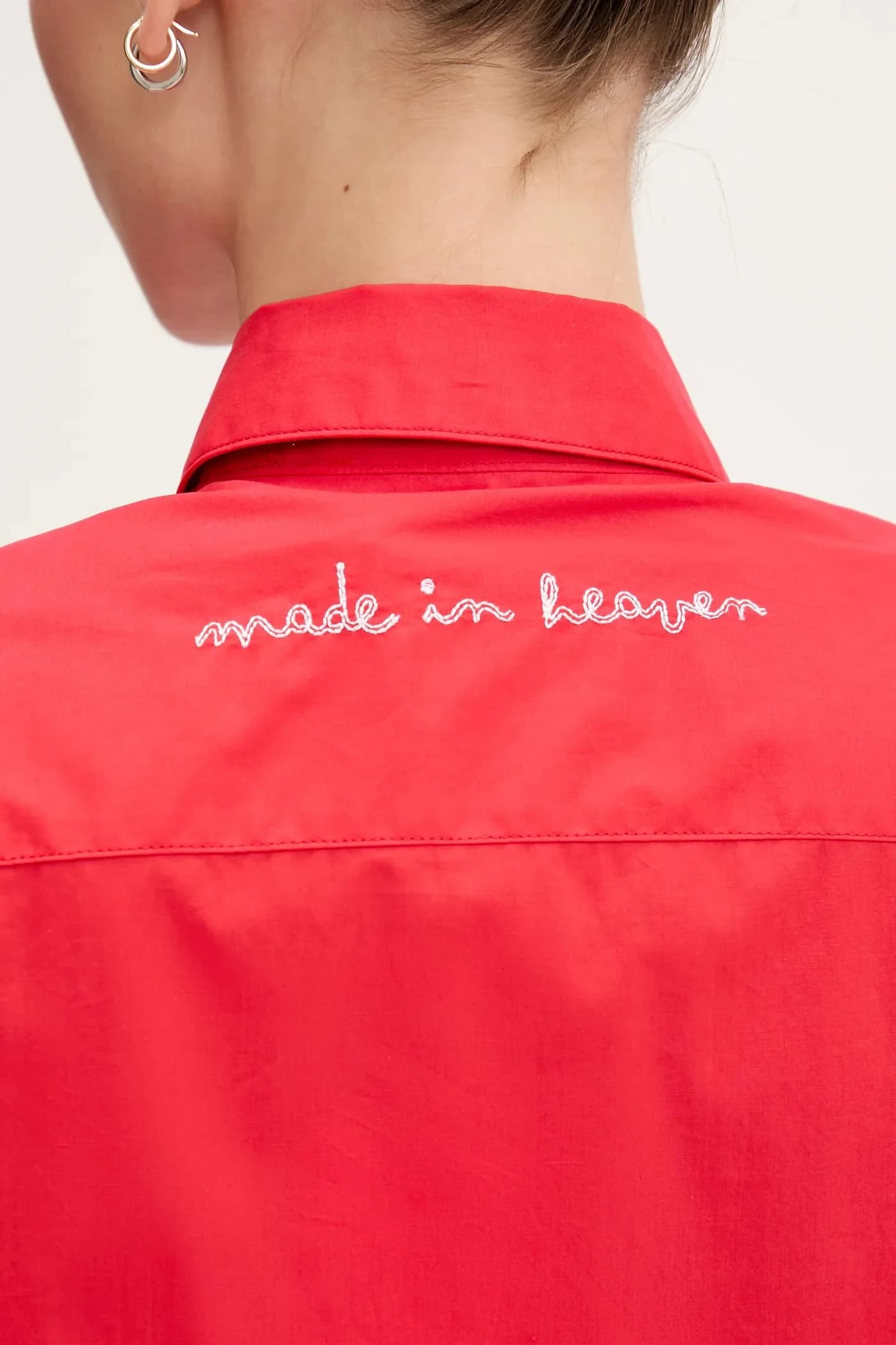 Красная дутая рубашка с вышивкой - фото 5