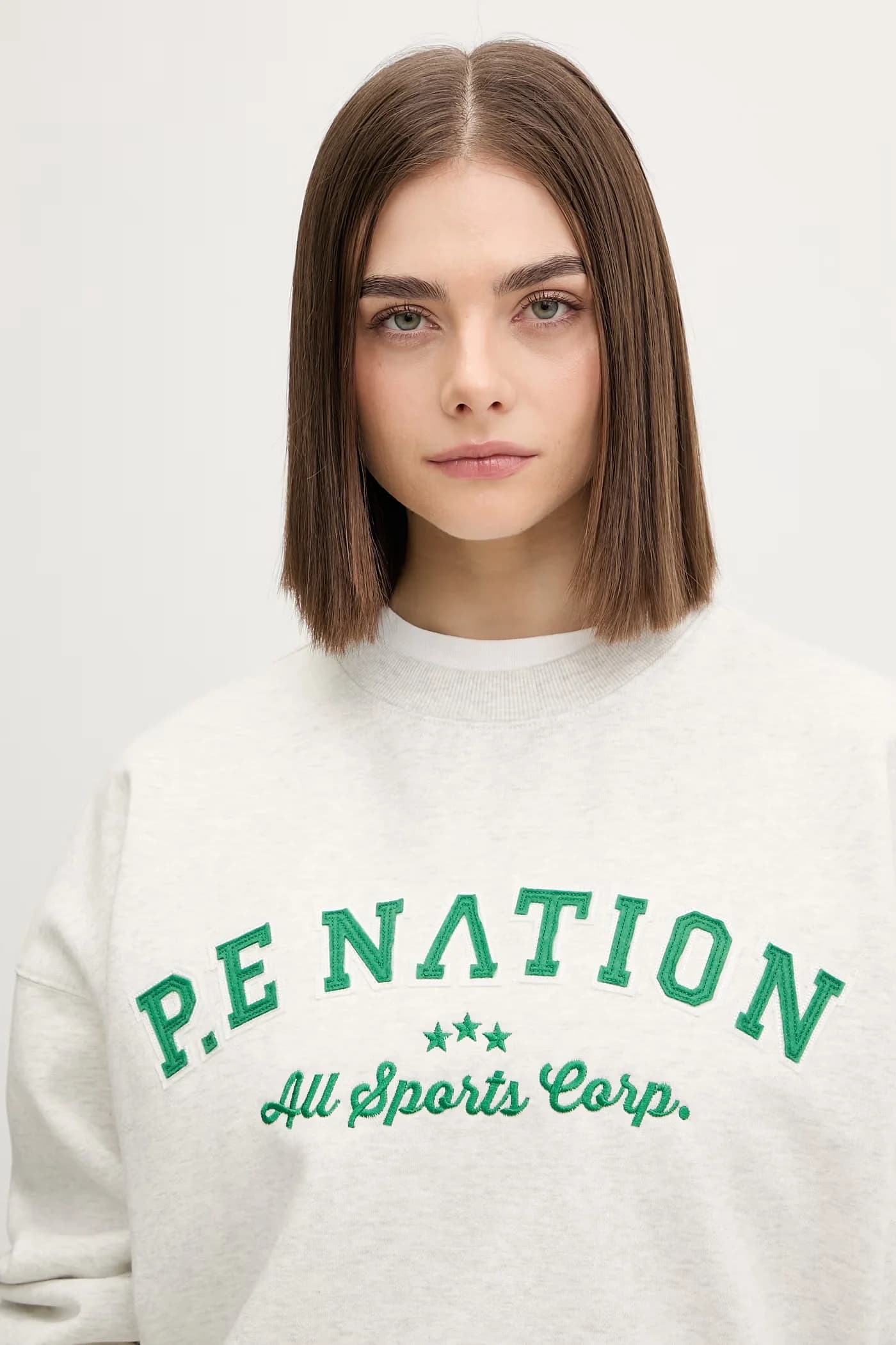 Динамичная женская толстовка оверсайз - фото 4