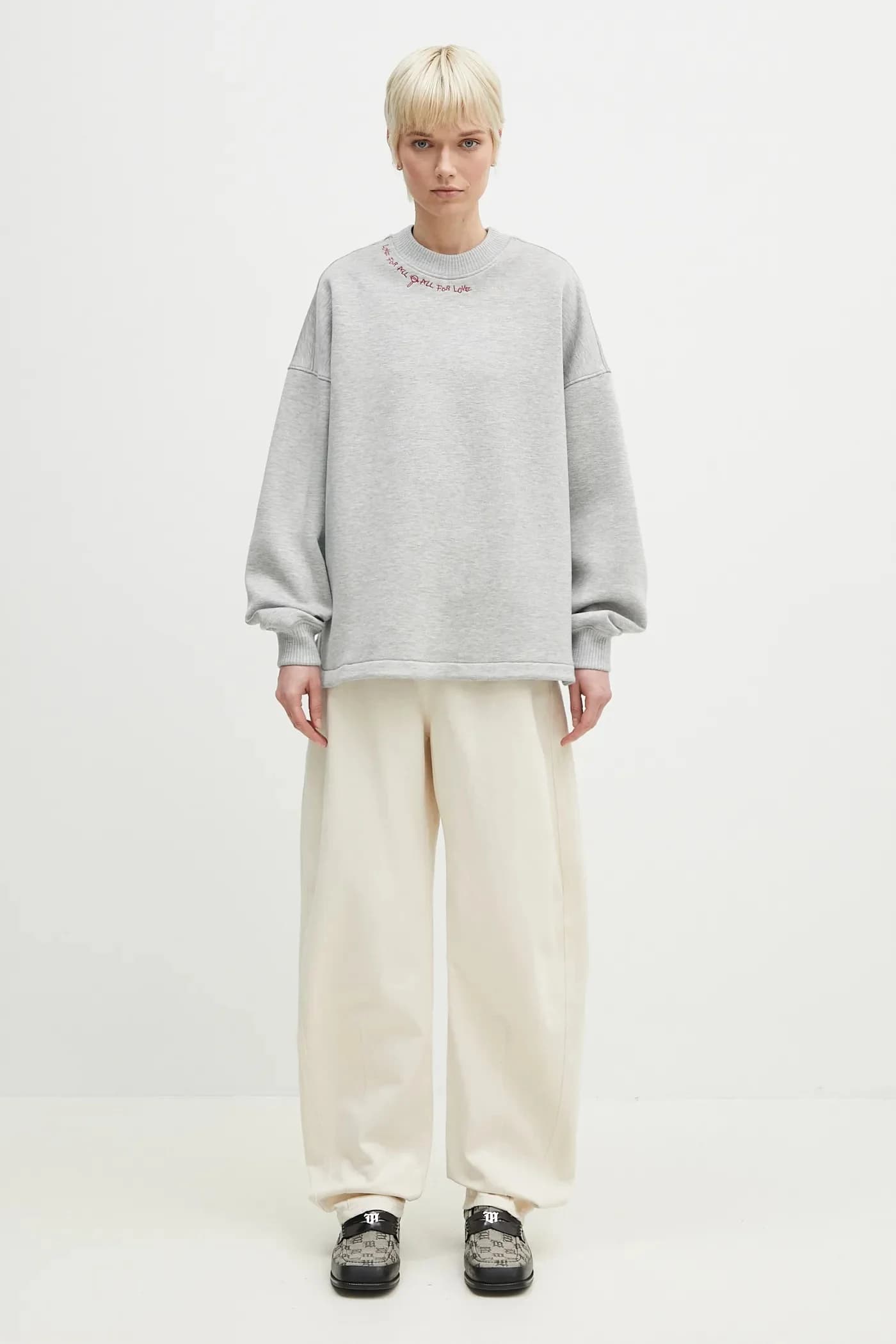 Толстовка свободного кроя из неопрена с вышитым воротником - фото 11