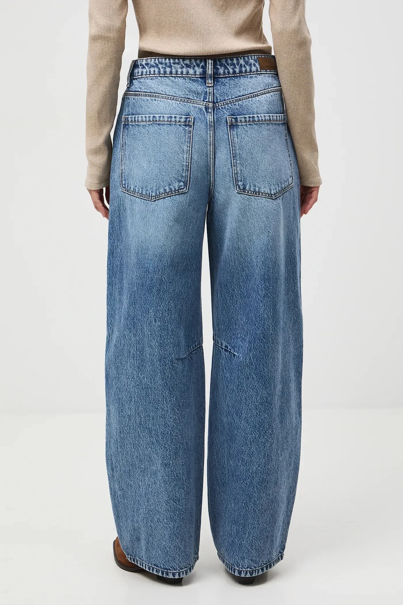 Женские джинсы с напуском - фото 3