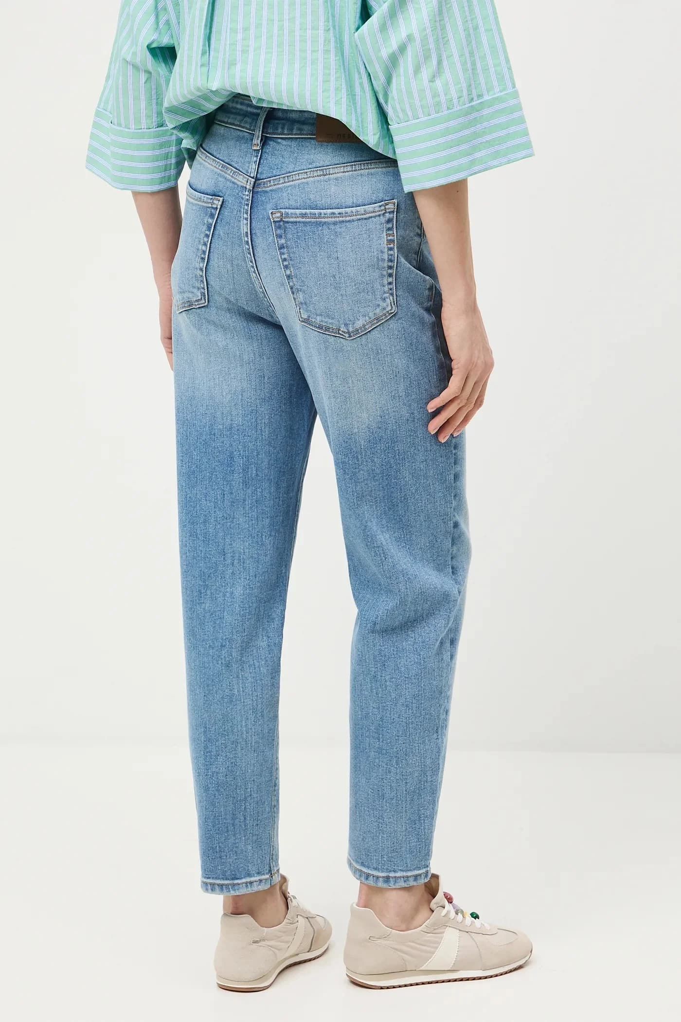 Женские джинсы кроя мамы - фото 3