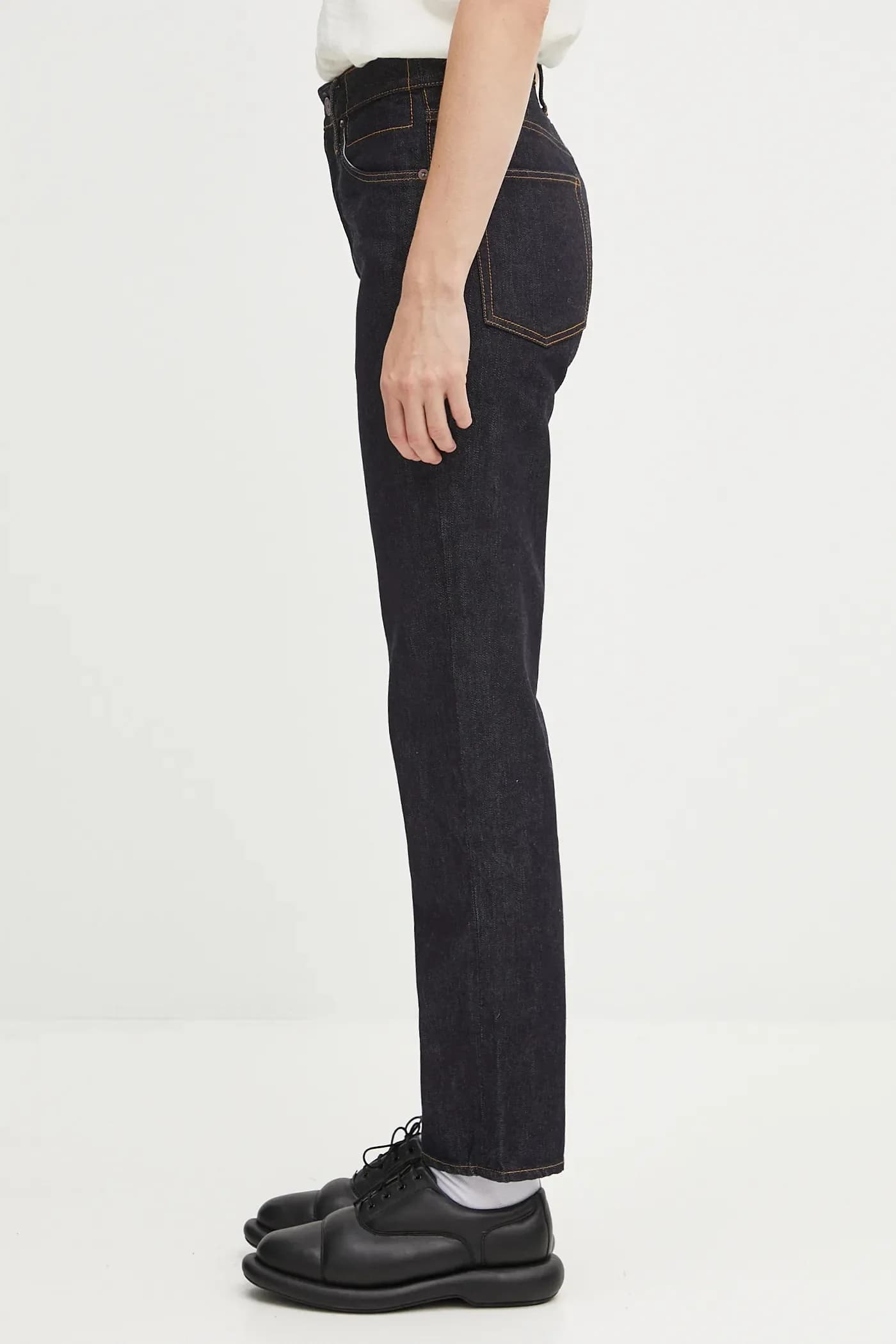 Джинсы с социальной скульптурой - фото 2