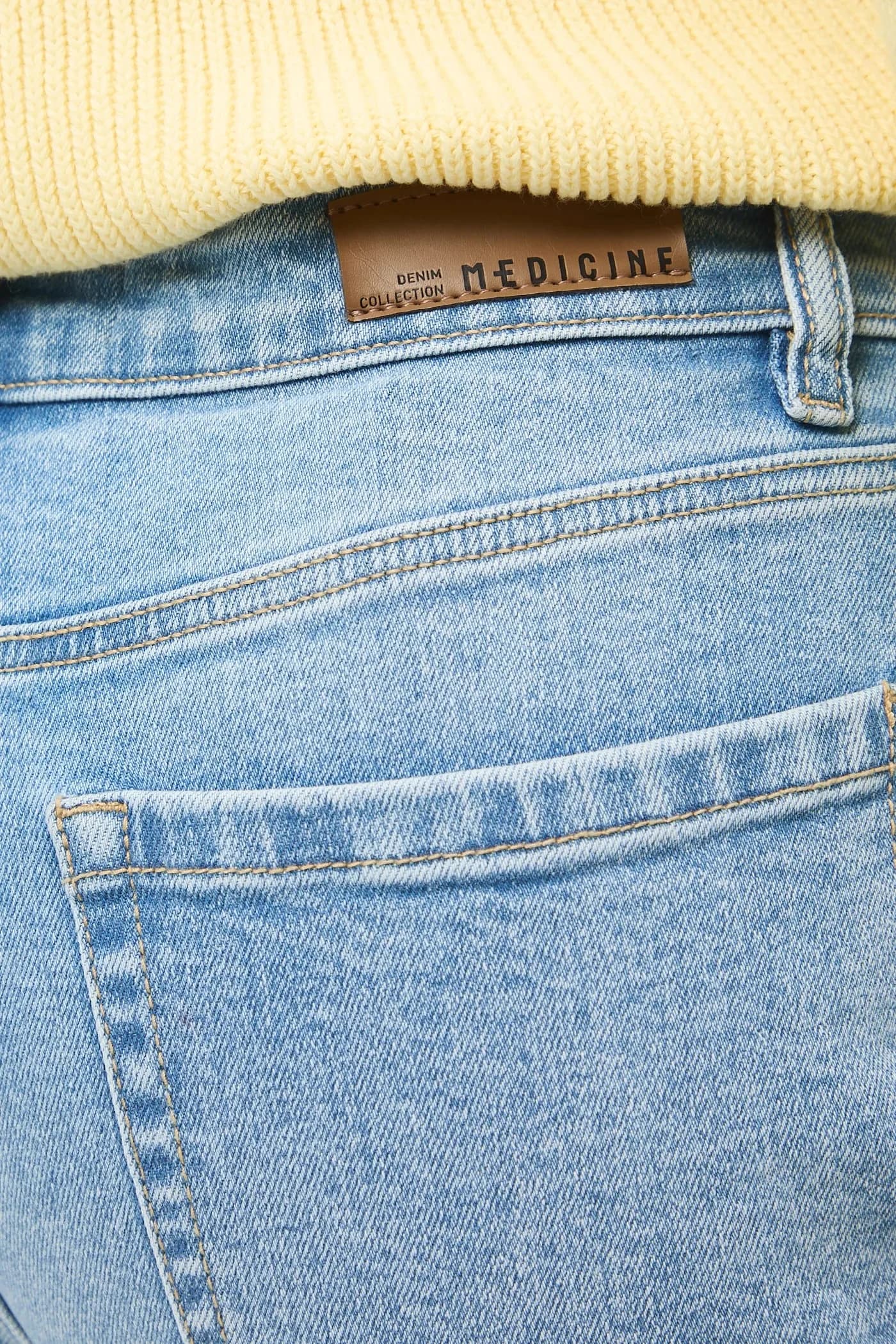 Женские джинсы-клеш - фото 4