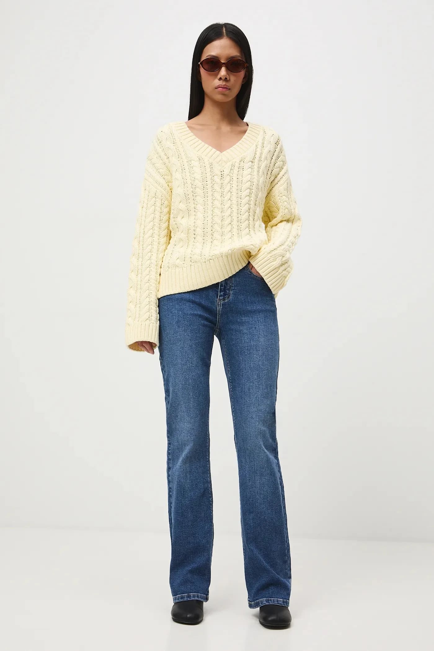 Женские джинсы-клеш - фото 2