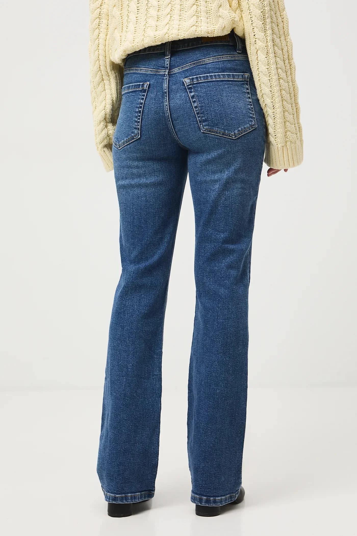 Женские джинсы-клеш - фото 3