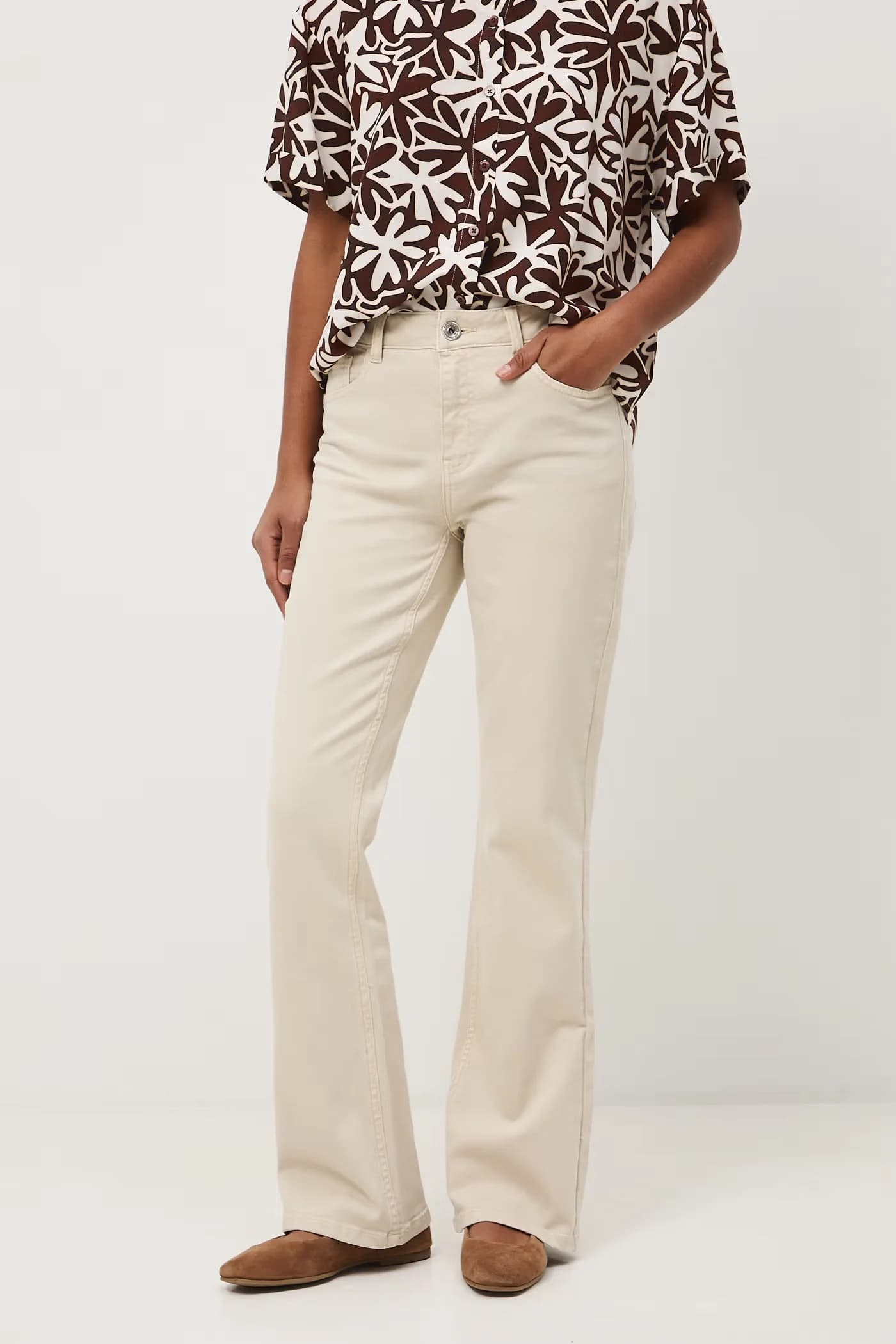 Женские джинсы-клеш