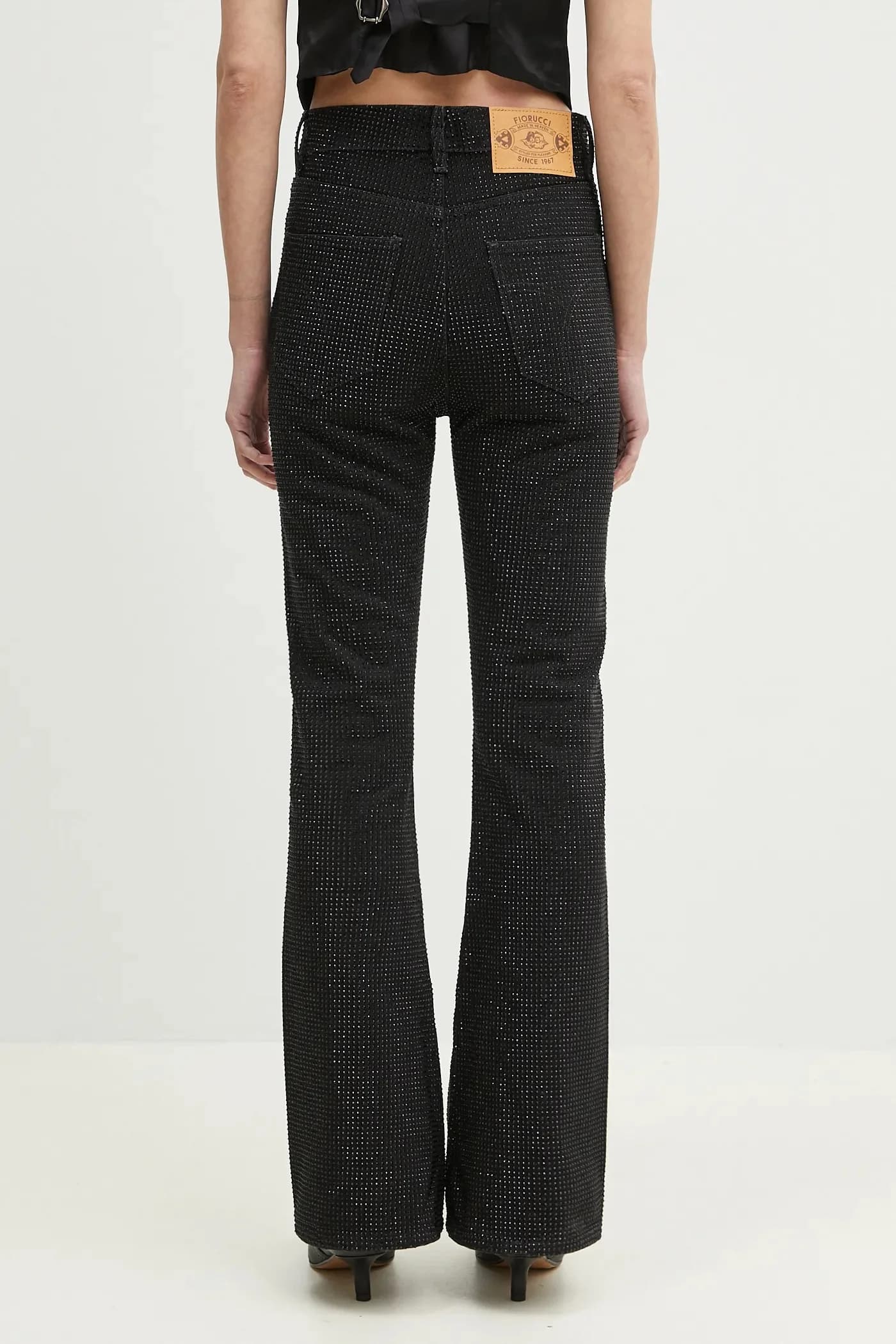 Расклешенные джинсы со стразами - фото 3