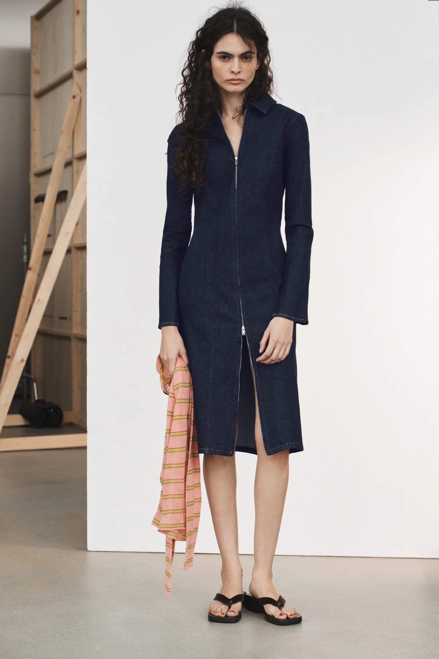 ДЖИНСОВОЕ ПЛАТЬЕ TRF НА МОЛНИИ - фото 2