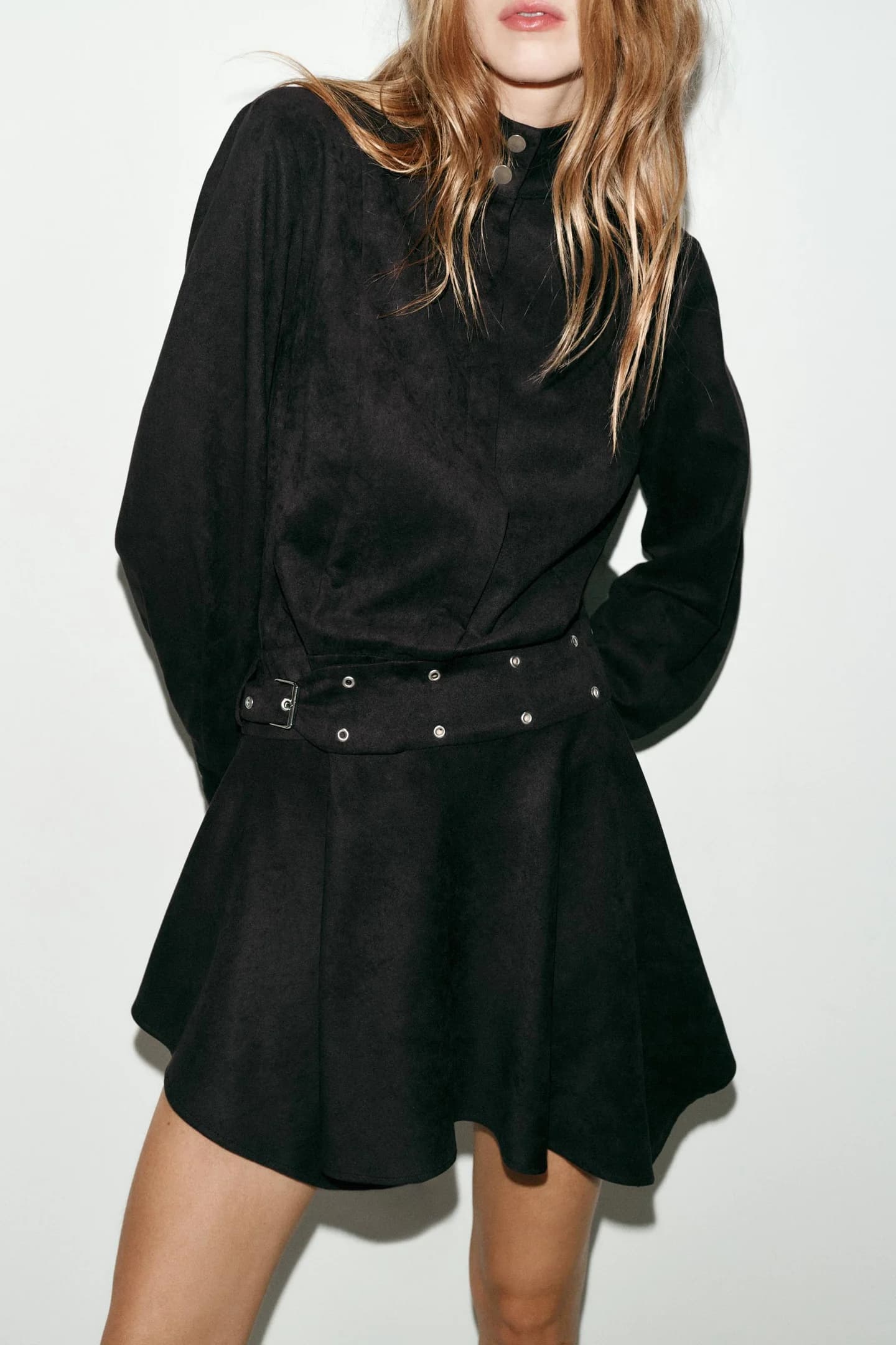 МИНИ-ПЛАТЬЕ С ЭФФЕКТОМ ЗАМШИ И ПОЯСОМ - фото 2