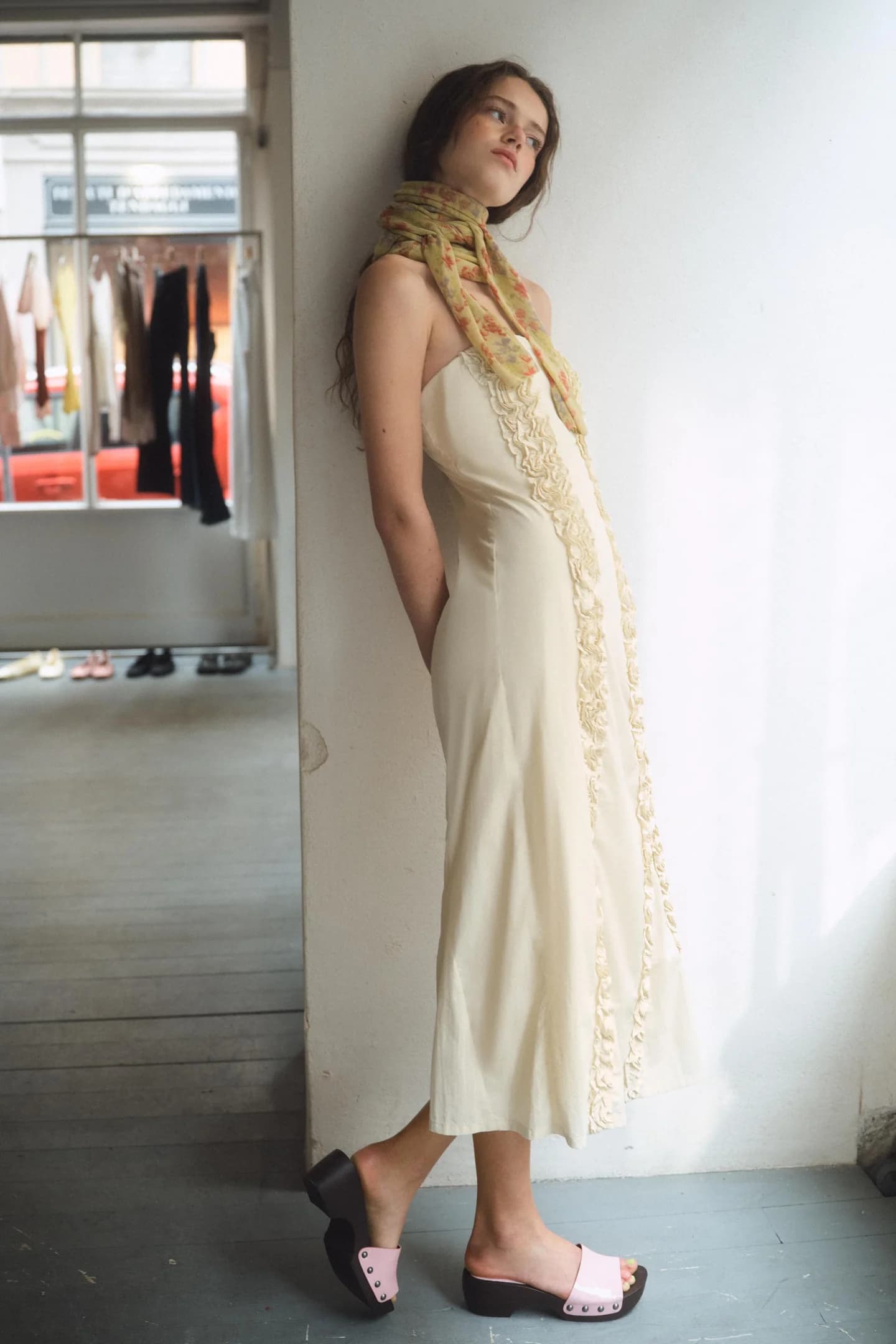 МИДИ-ПЛАТЬЕ С РОЛИКАМИ И РЕСНЕНИЕМ - фото 2