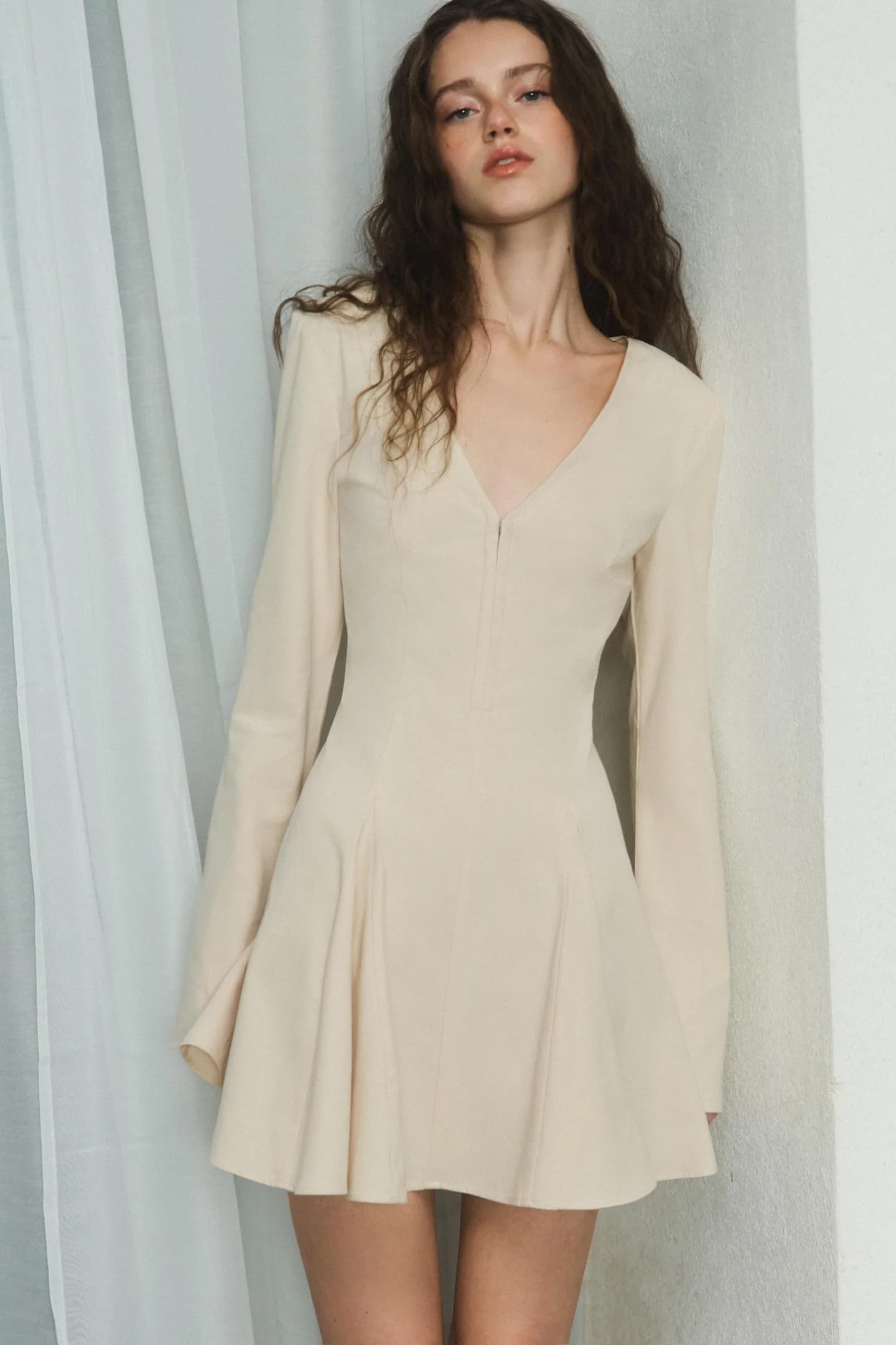 КОРОТКОЕ ПЛАТЬЕ С РАСШЕШЕННОЙ ЮБКОЙ