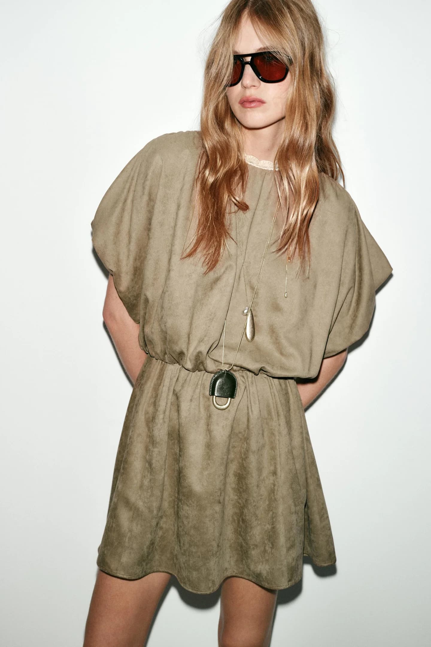 КОРОТКОЕ ПЛАТЬЕ С ЭФФЕКТОМ ЗАМШИ