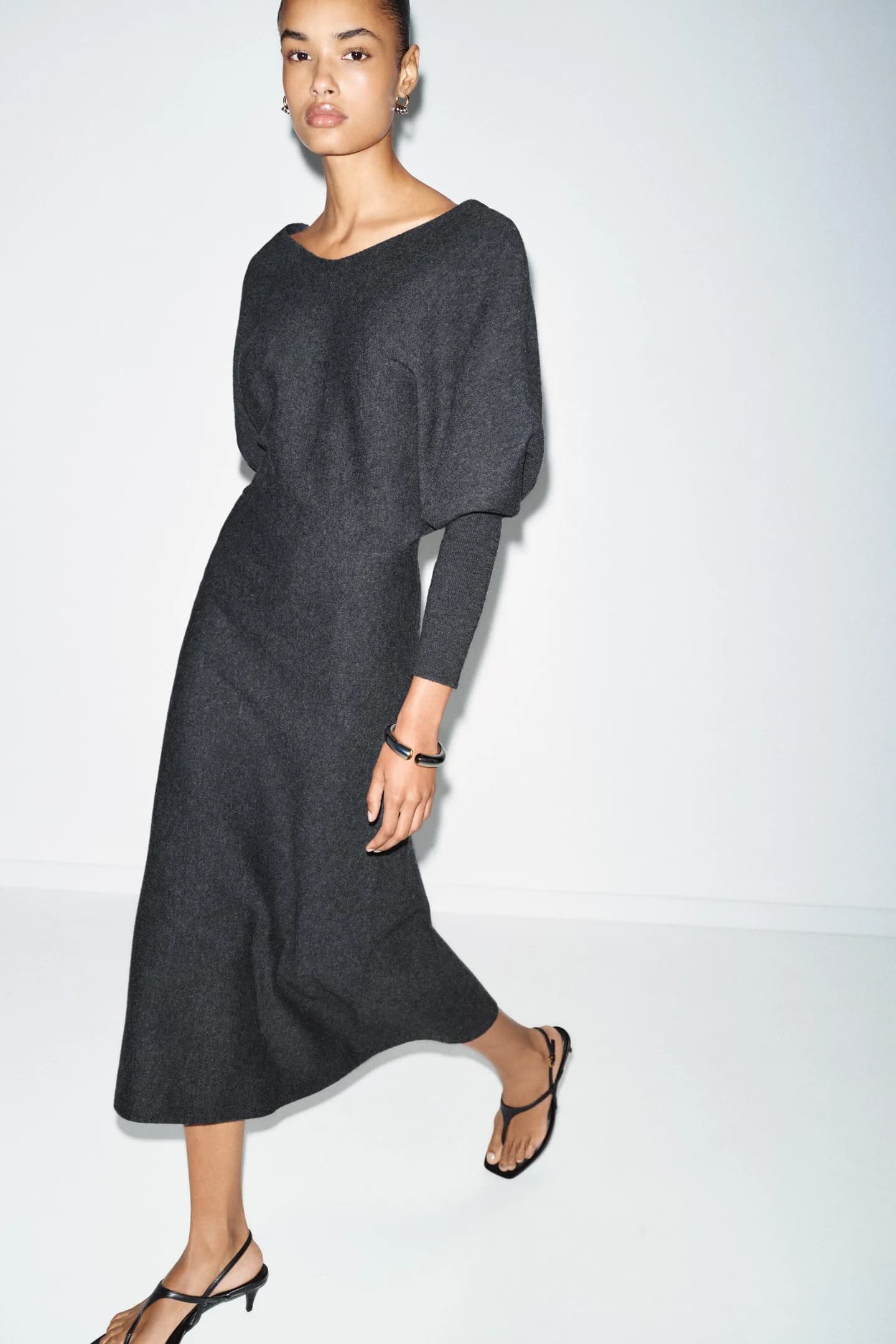 ТРИКОТАЖНОЕ МИДИ-ПЛАТЬЕ С V-ОБРАЗНЫМ ВЫРЕЗОМ