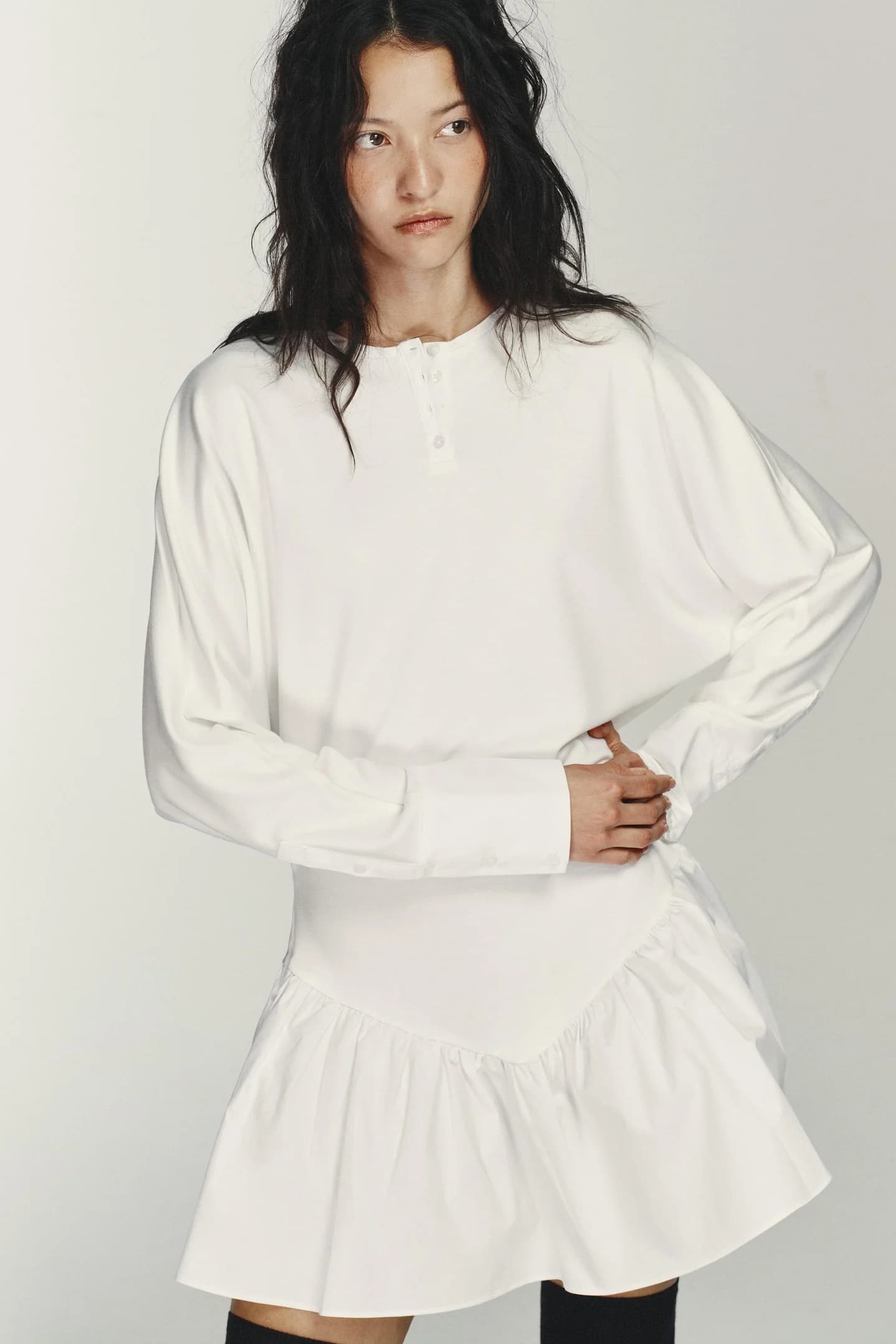 КОРОТКОЕ ПЛАТЬЕ ИЗ КОМБИНИРОВАННОЙ ТКАНИ И РУКАВАМИ