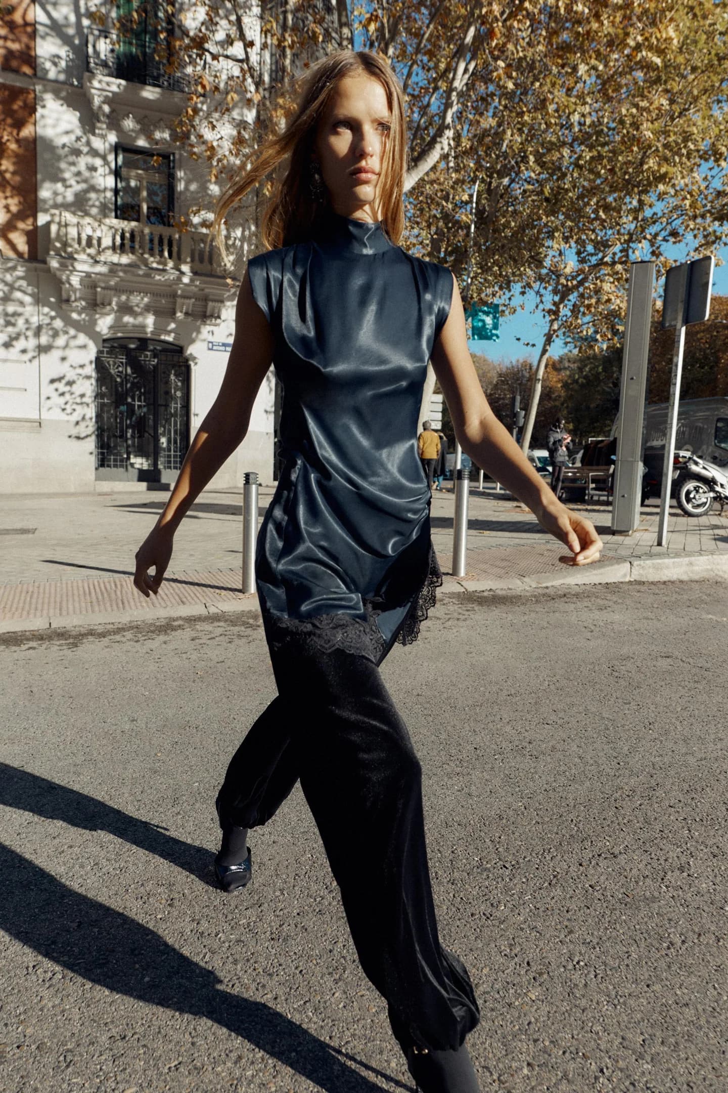 МИНИ-ПЛАТЬЕ ИЗ АТЛАСНОЙ ТКАНИ С КРУЖЕВОМ