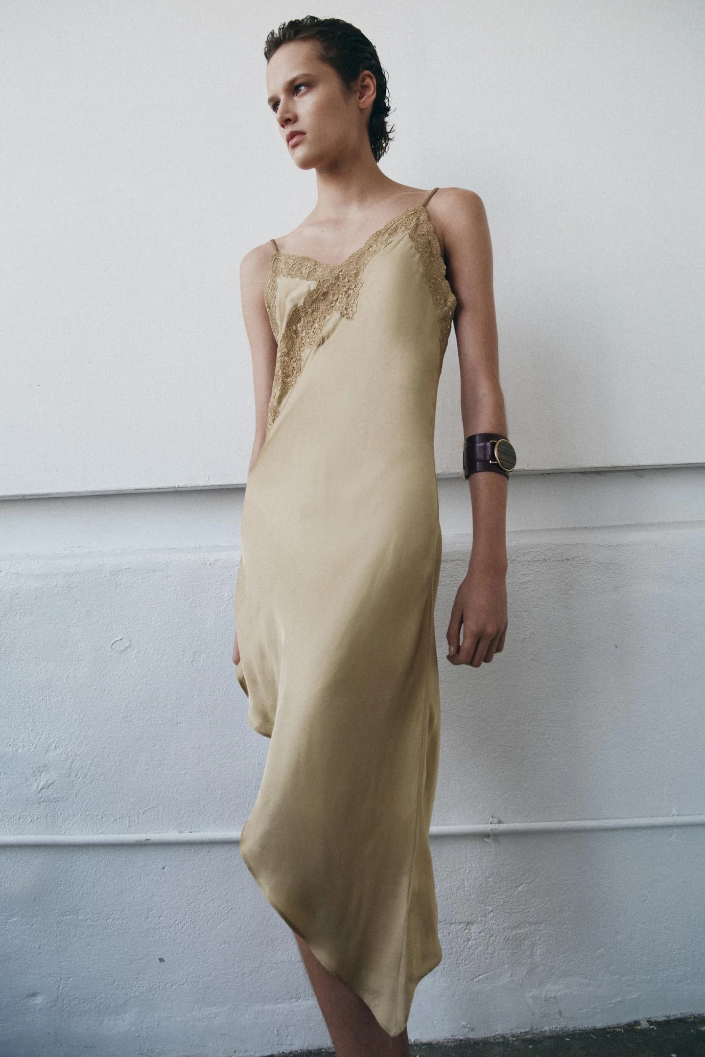 АСИММЕТРИЧНОЕ АТЛАСНОЕ ПЛАТЬЕ ИЗ КОЛЛЕКЦИИ ZW