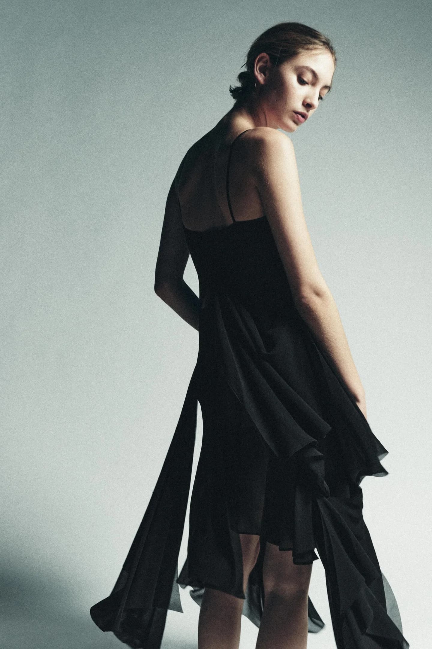 ПЛАТЬЕ НА СТРЕЛКАХ С ОБЮТАМИ И КРУЖЕВОМ