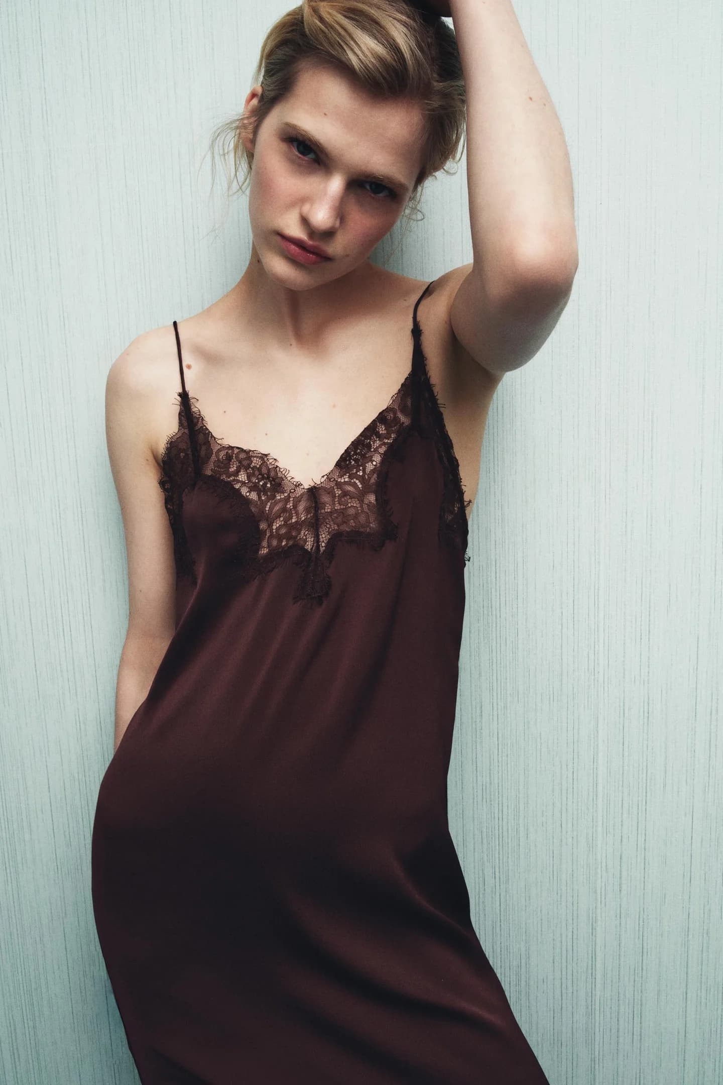 ПЛИССИРОВАННОЕ ПЛАТЬЕ ИЗ КОМБИНИРОВАННОЙ ТКАНИ С КРУЖЕВОМ - фото 2