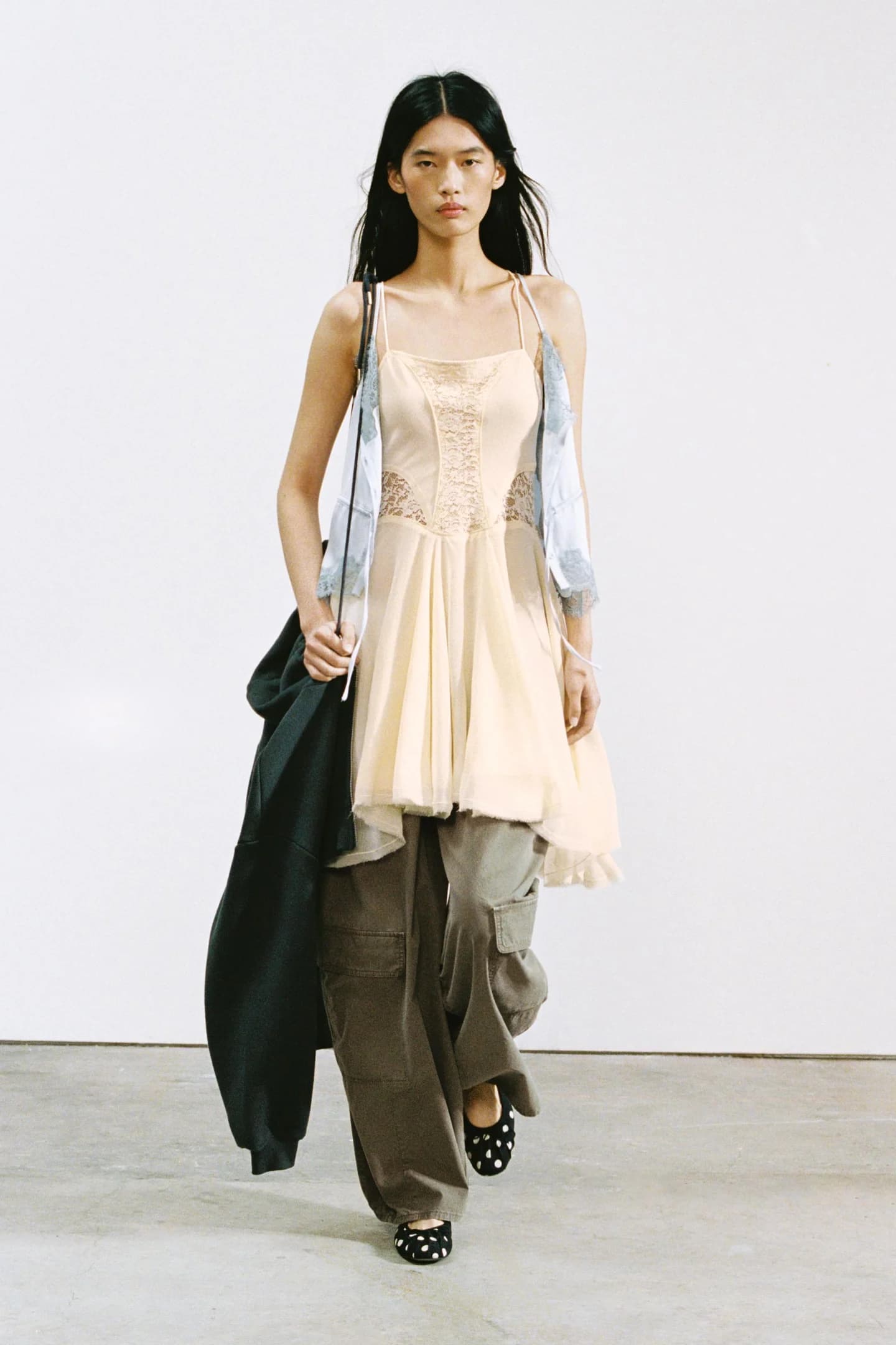 КОРОТКОЕ ПЛАТЬЕ С КРУЖЕВОМ И Годетками