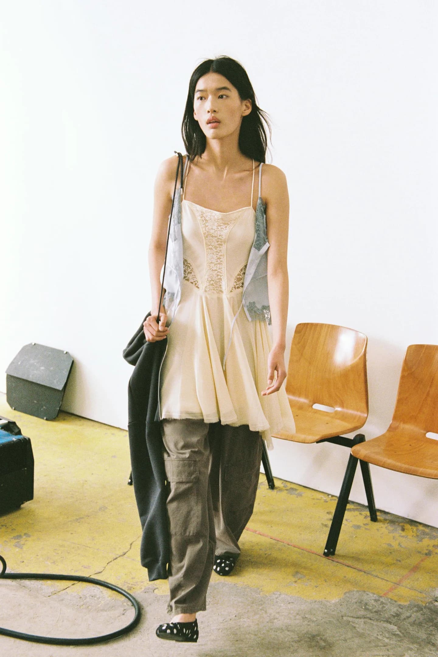 КОРОТКОЕ ПЛАТЬЕ С КРУЖЕВОМ И Годетками - фото 2