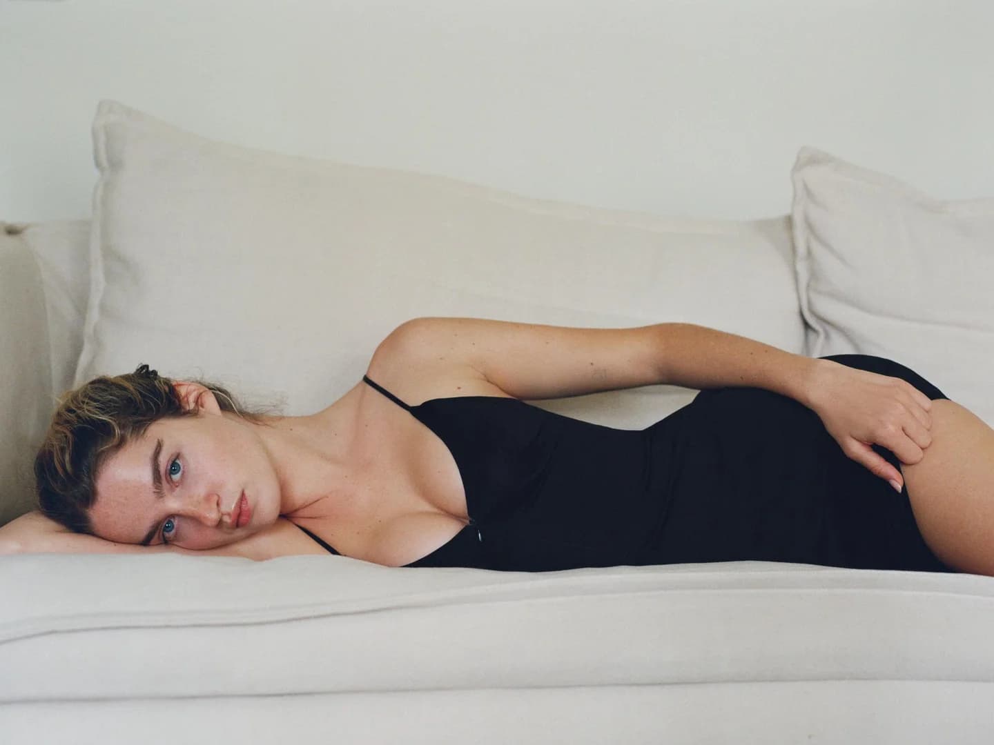 КОРОТКОЕ ПЛАТЬЕ ИЗ ПОЛИАМИДА И МОЛНИИ