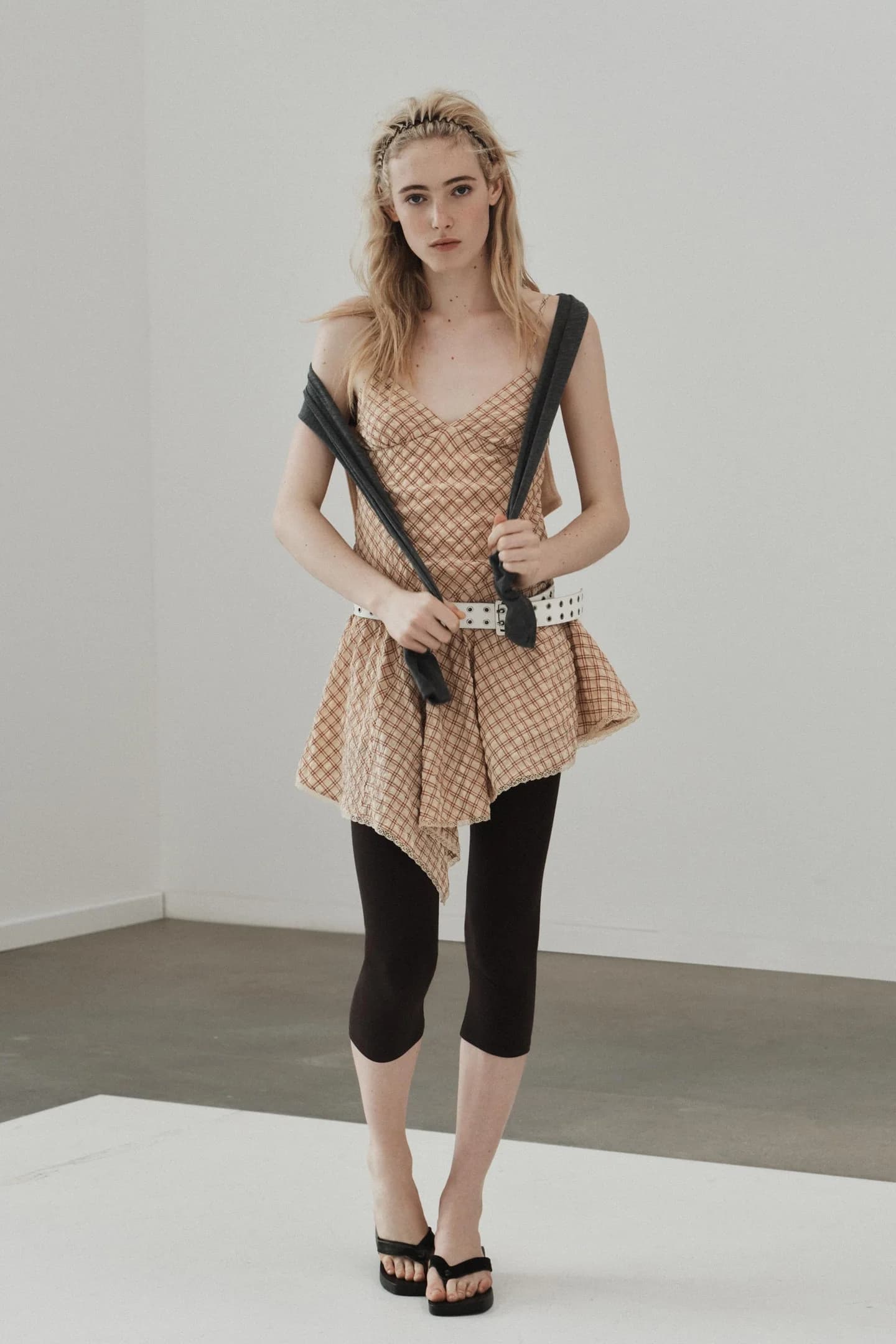 КОРОТКОЕ ПЛАТЬЕ В КЛЕТКУ С КРУЖЕВОМ - фото 2