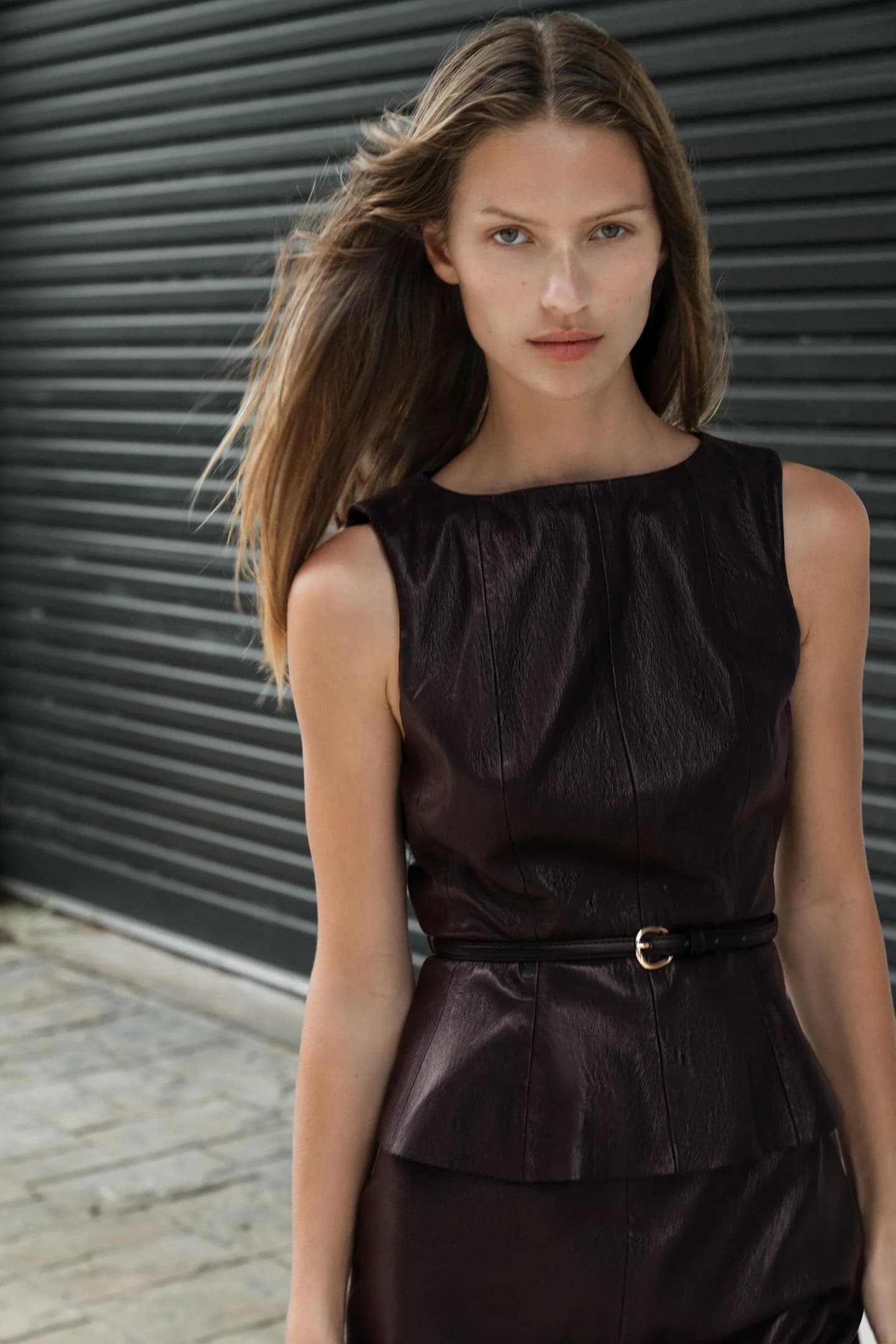 ТОП ИЗ ИСКУССТВЕННОЙ КОЖИ С ПОЯСОМ