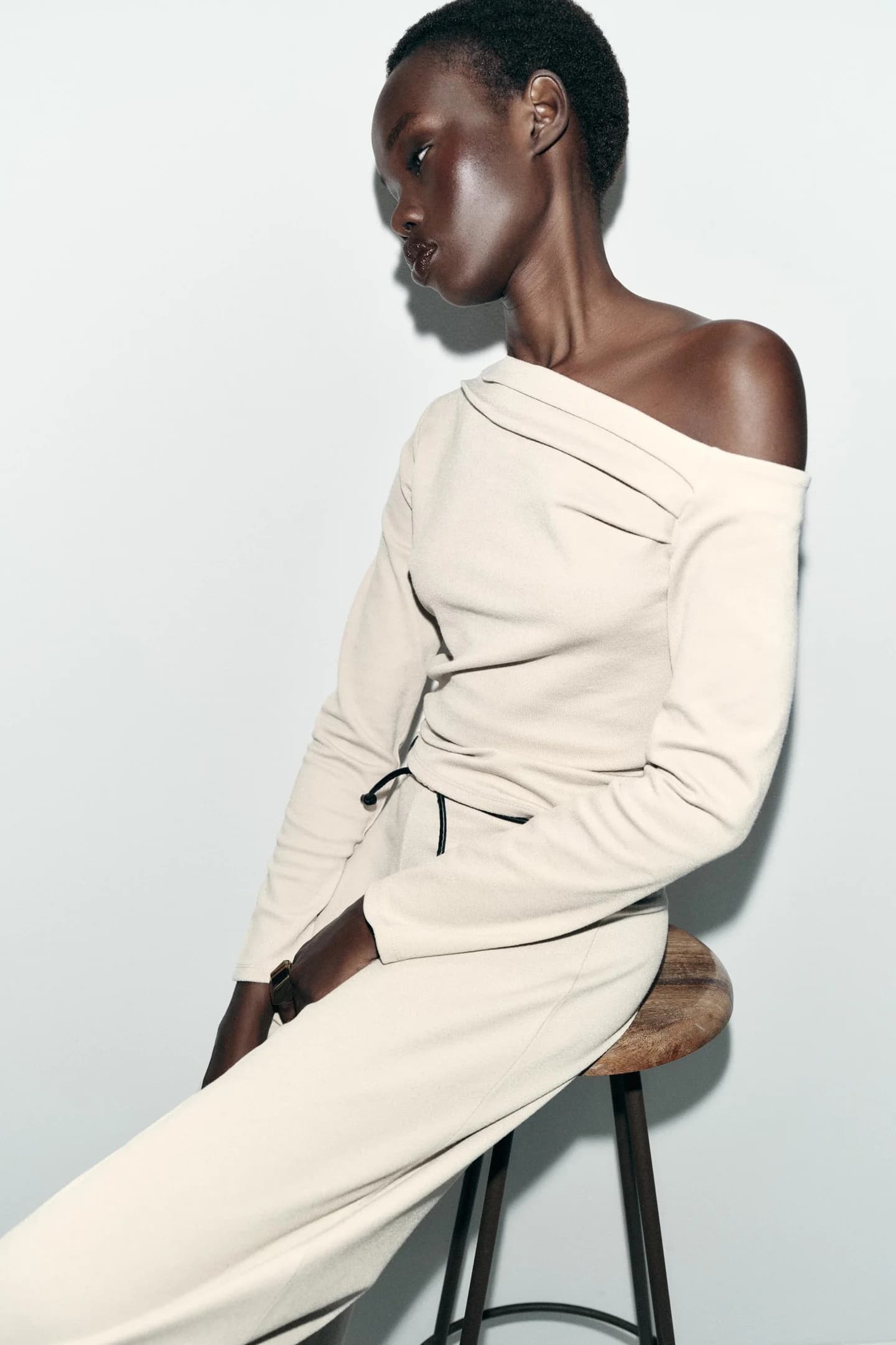 АСИММЕТРИЧНЫЙ ТОП ИЗ СТЕГАНОЙ ТКАНИ