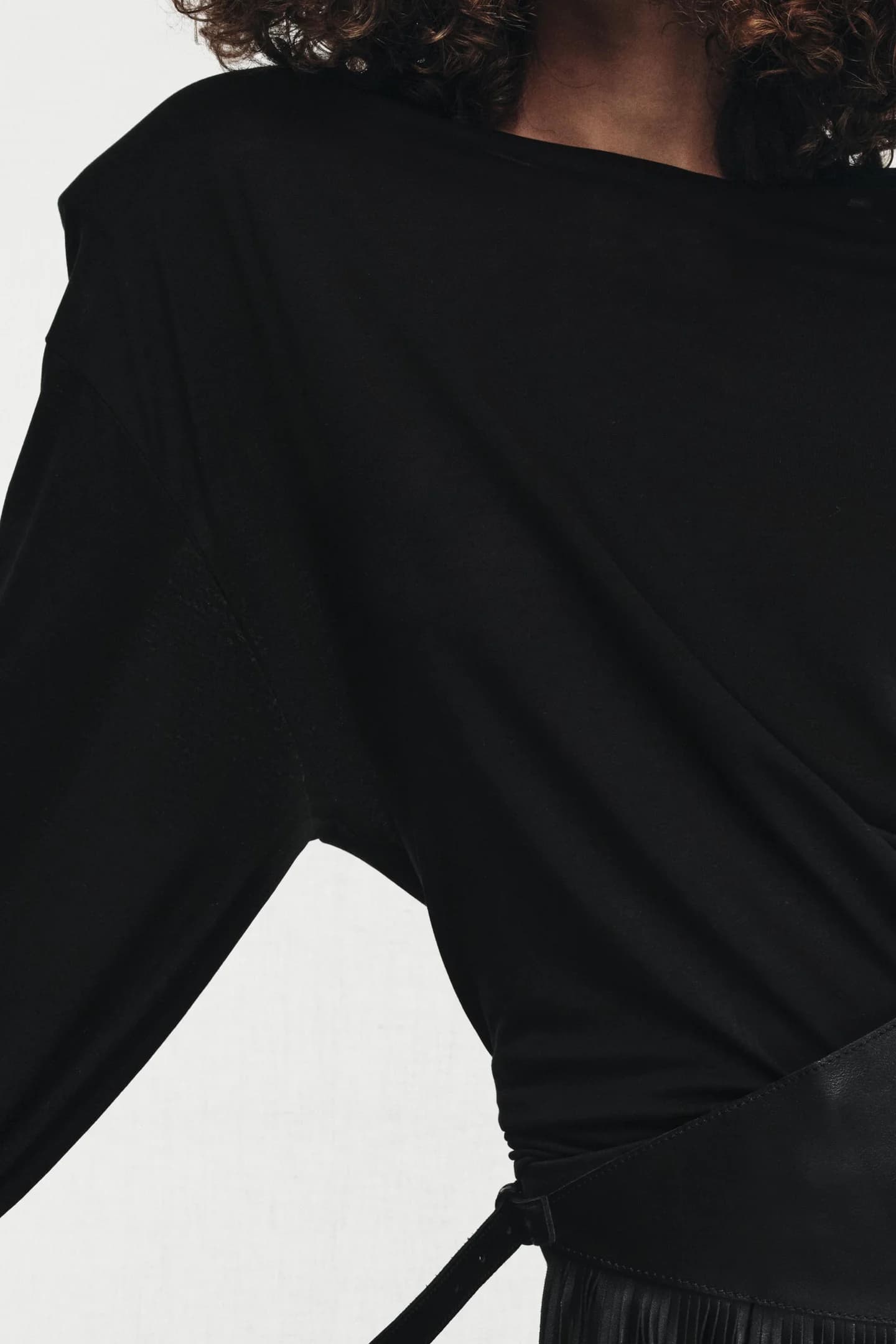 СВОБОДНАЯ ФУТБОЛКА С ПОДУШКАМИ НА ПЛЕЧЕ - фото 2