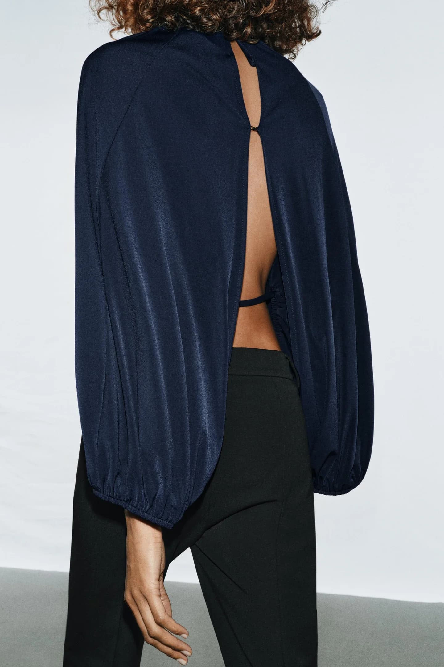 БАМПЕР ВЕРХНИЙ С ВЫРЕЗАМИ