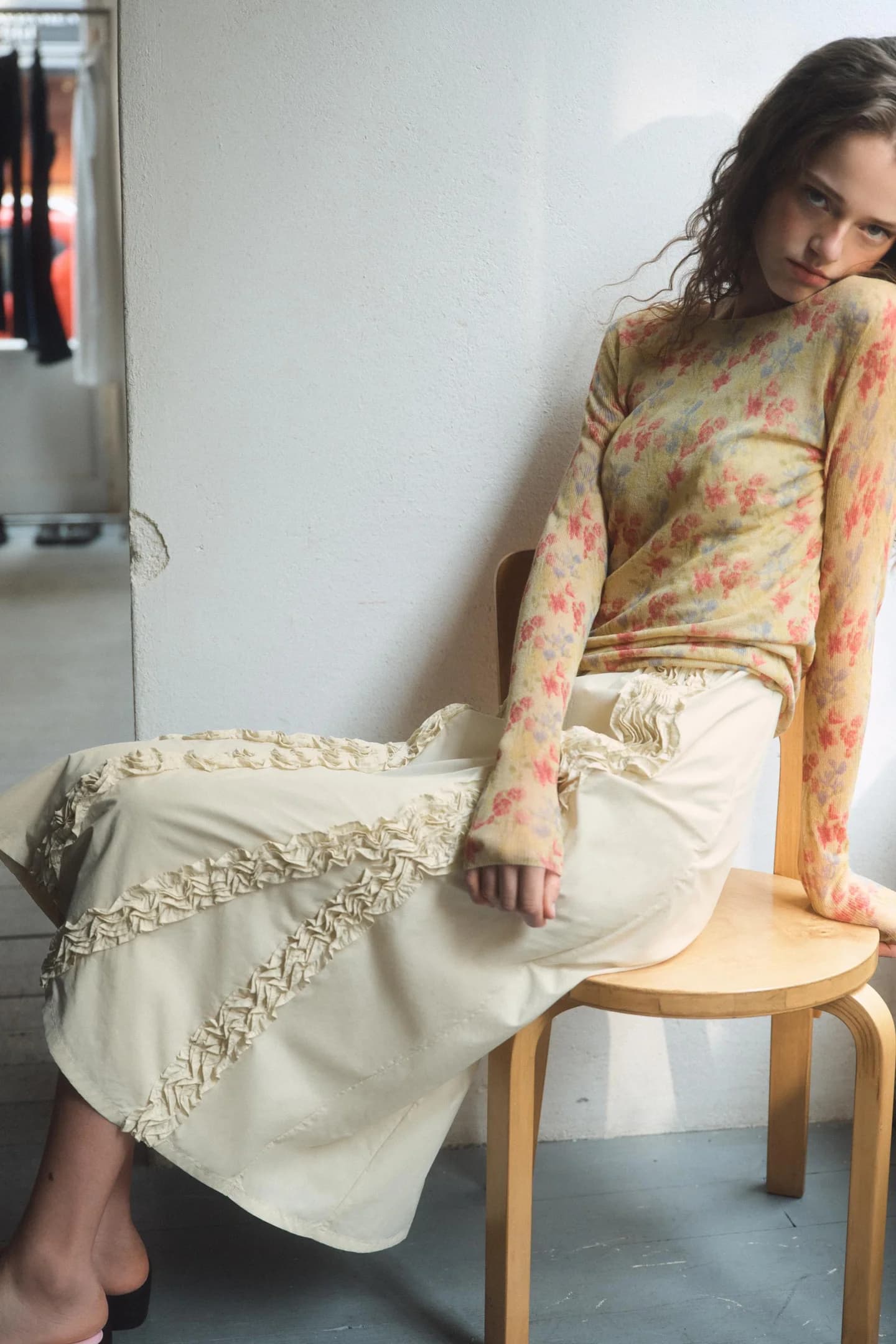 ТРИКОТАЖНЫЙ ТОП С ЦВЕТАМИ