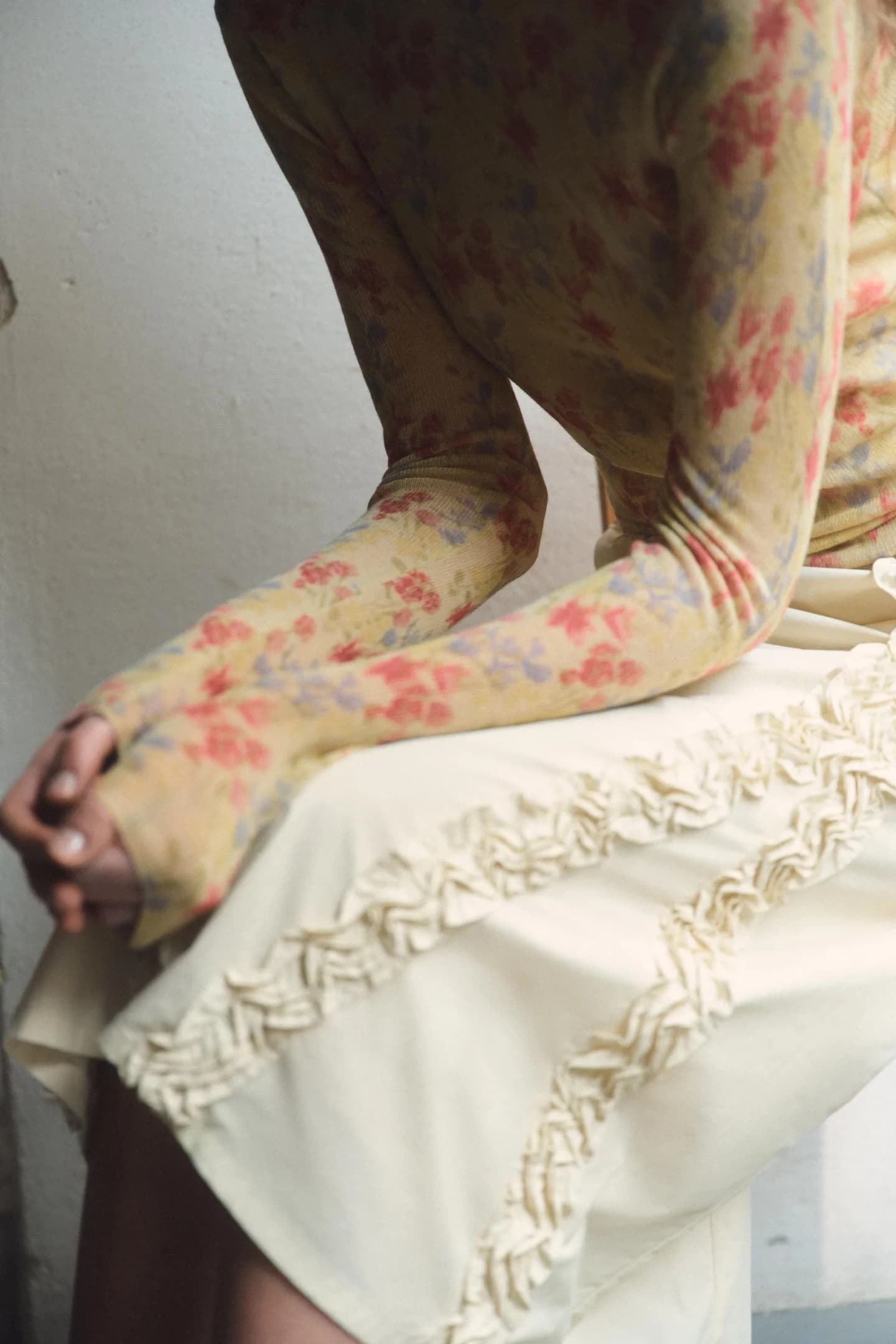 ТРИКОТАЖНЫЙ ТОП С ЦВЕТАМИ - фото 2