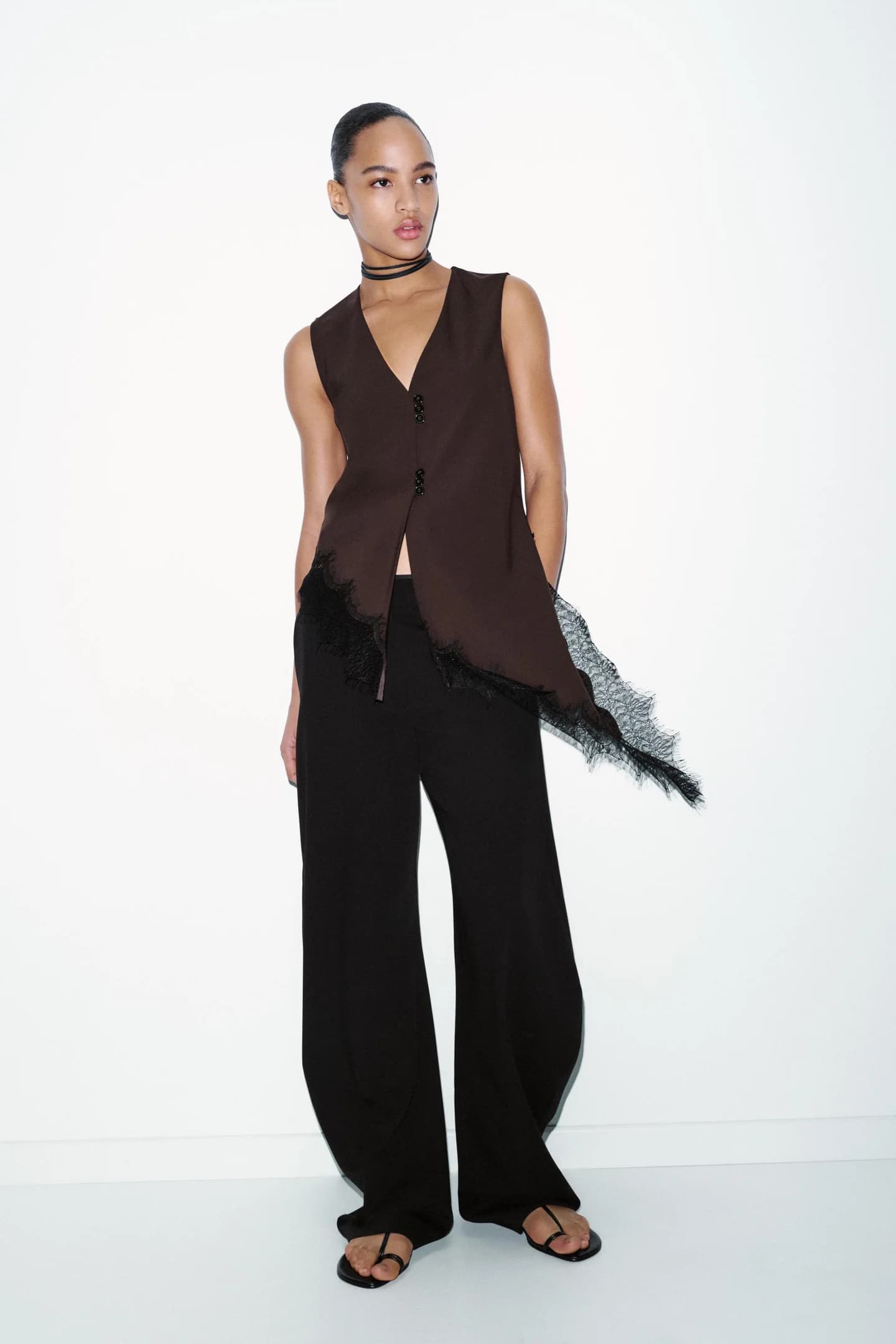 АСИММЕТРИЧНЫЙ ТОП С КРУЖЕВОМ - фото 2