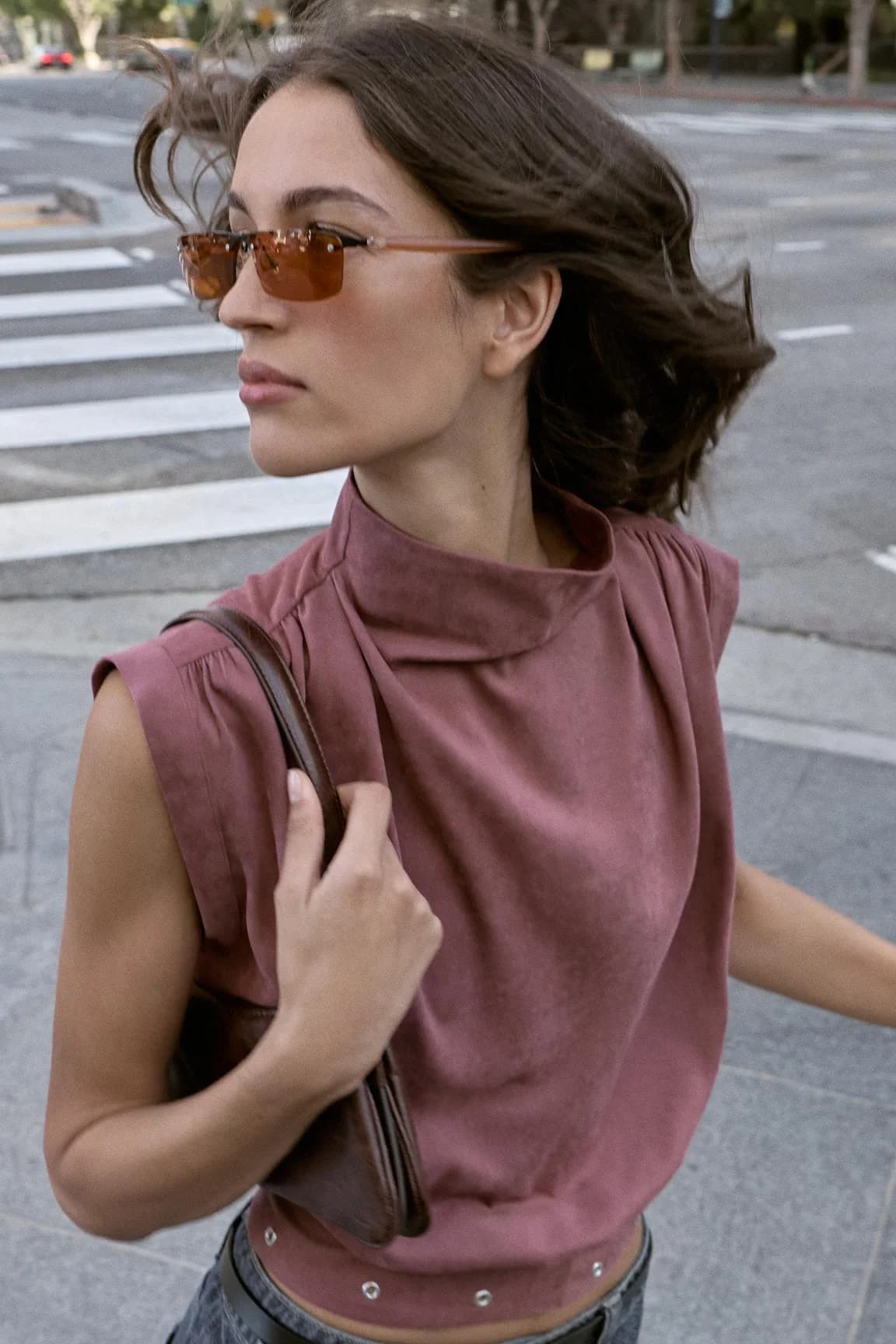 ТОП ИЗ ИСКУССТВЕННОЙ ЗАМШИ С ПРЯЖКОЙ - фото 2