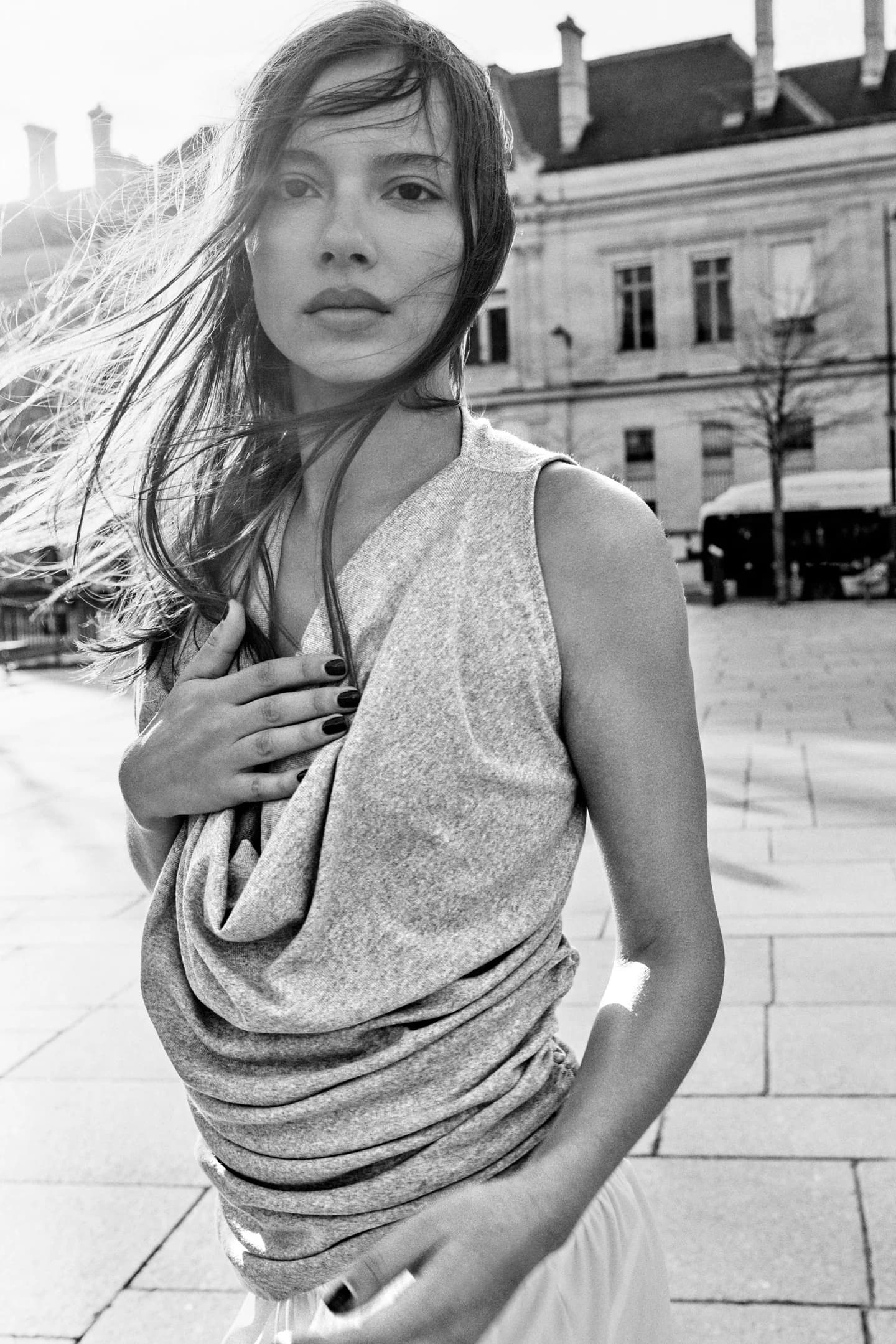 АСИММЕТРИЧНЫЙ ТОП С ДРАПИРОВКОЙ - фото 2