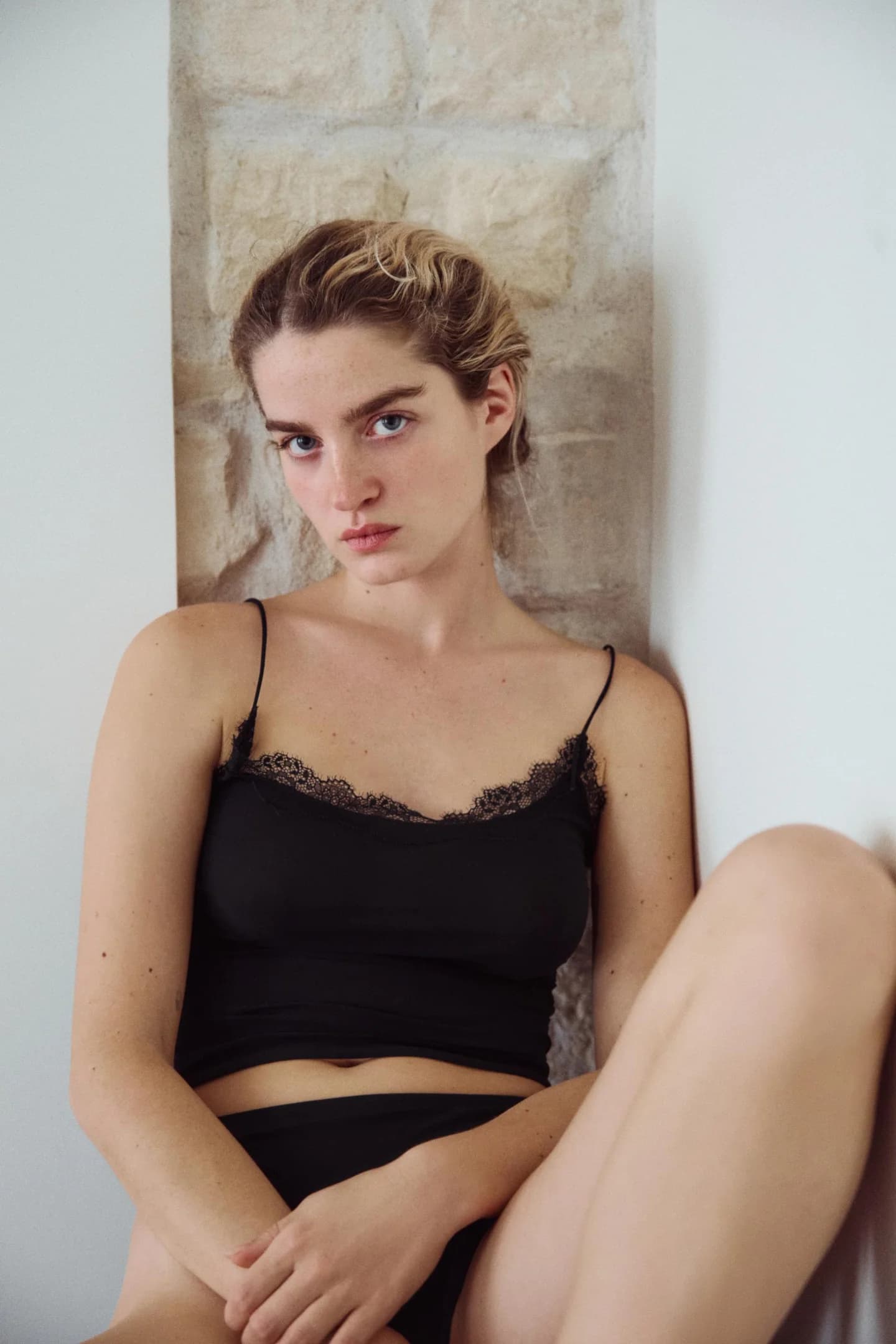 Укороченный топ с кружевом - фото 2