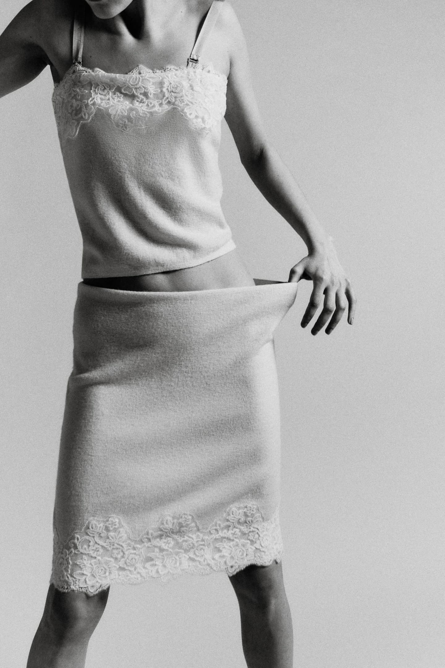 ТРИКОТАЖНЫЙ ТОП С ВЫШИВКОЙ И КРУЖЕВОМ - фото 2