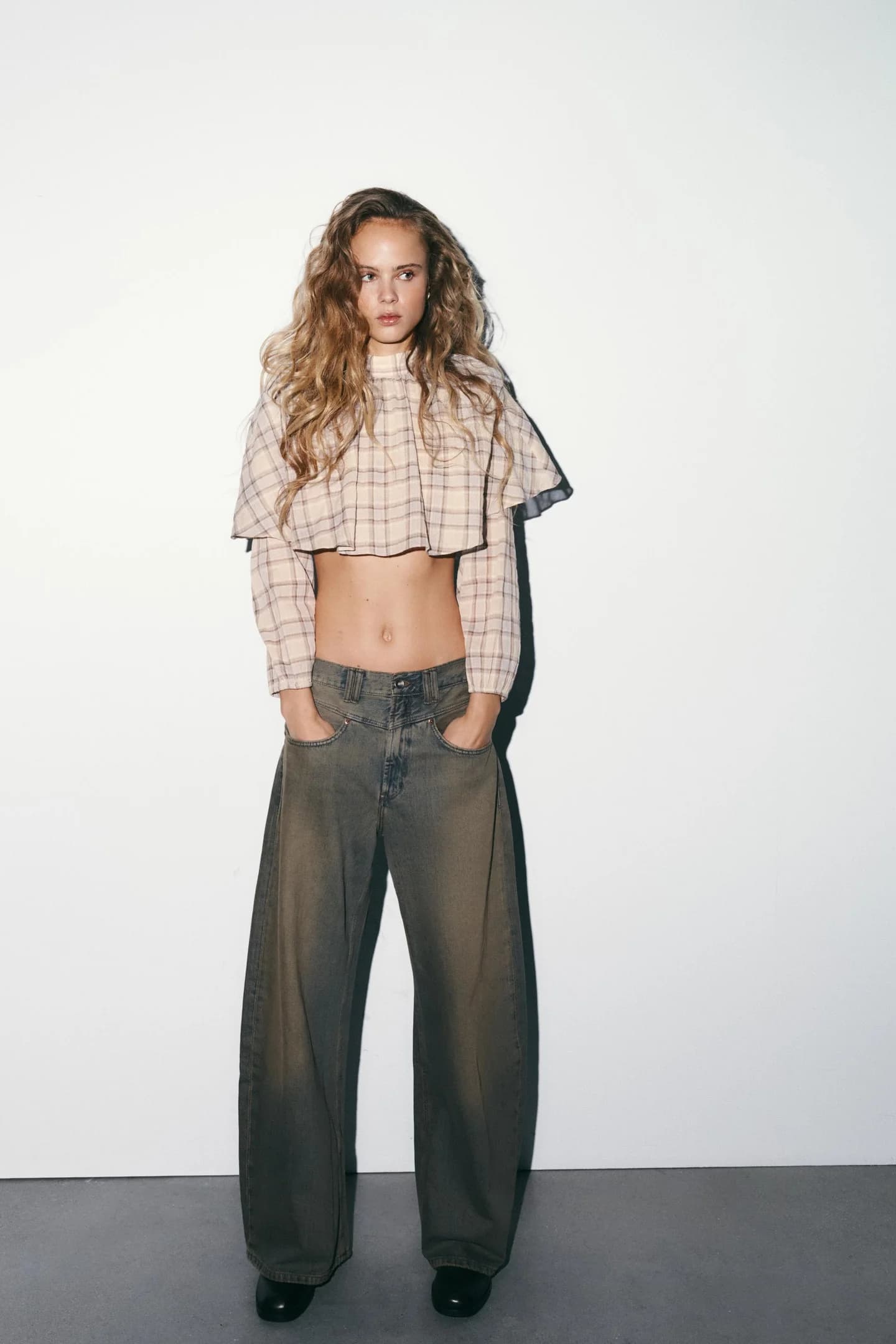 КОРОТКИЙ ТОП С КЕТЧАТОЙ КАПЕЕЙ - фото 2