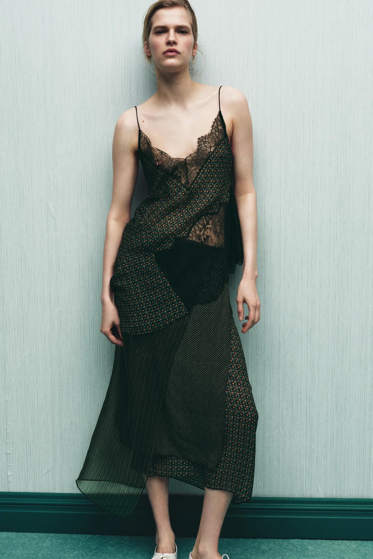 ТОП ИЗ 100% ВИСКОЗЫ С АСИММЕТРИЧНЫМ ПРИНТОМ И КРУЖЕВОМ - фото 2