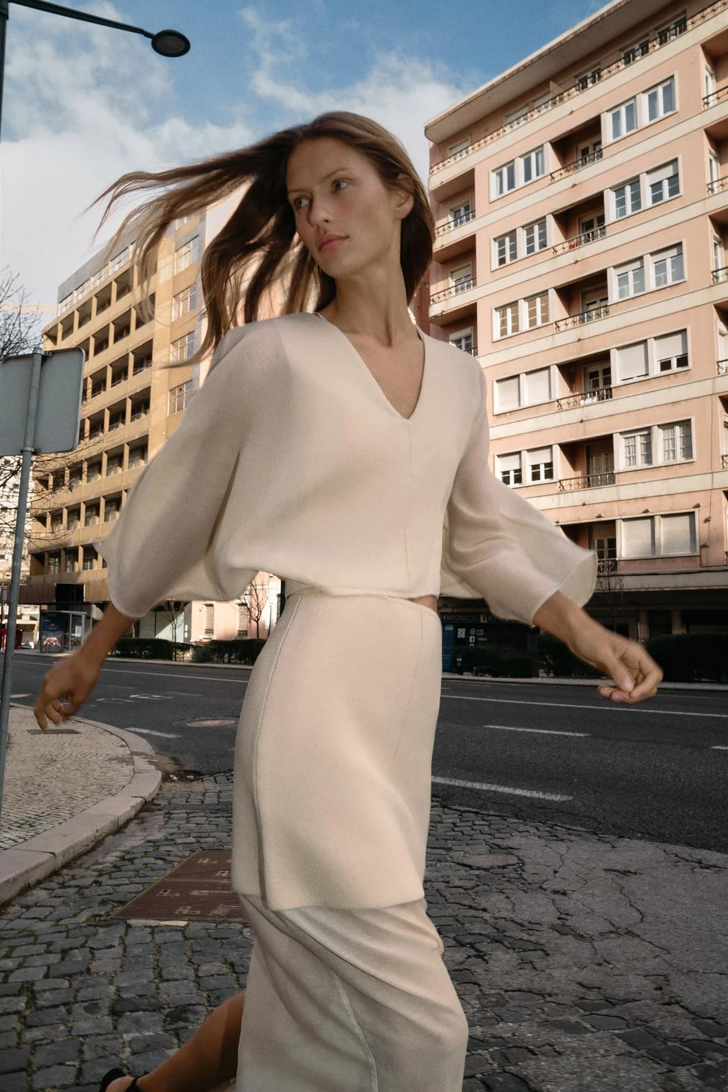 ТРИКОТАЖНАЯ БЛУЗКА С СОЕДИНЕННОЙ ТКАНЬЮ