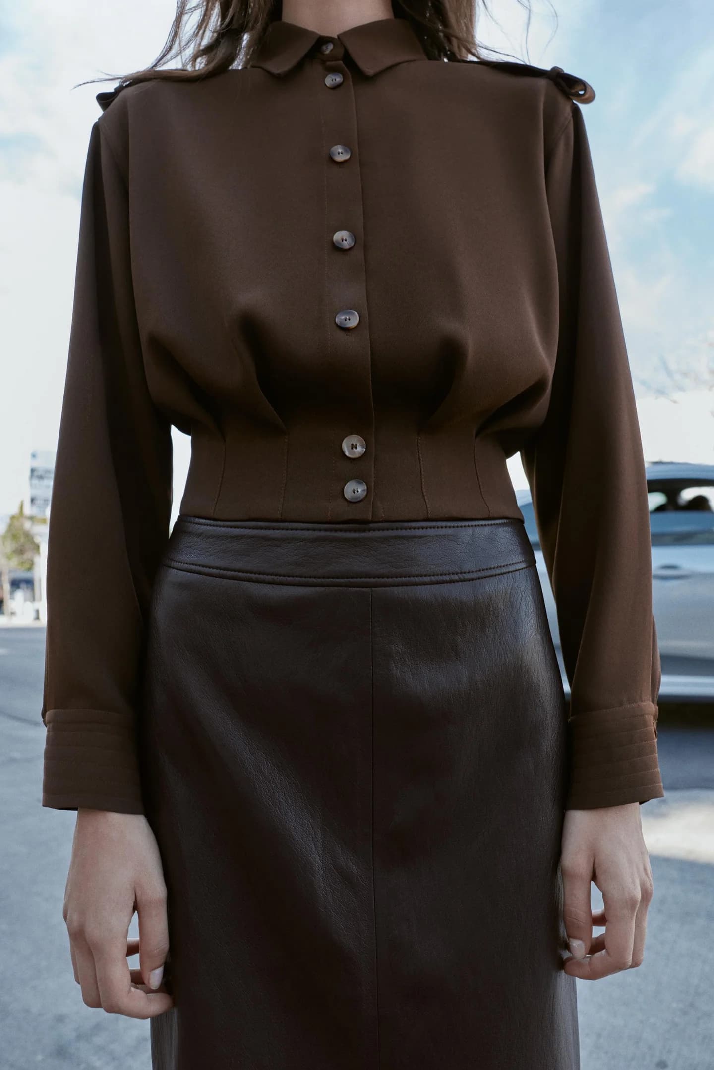 РУБАШКА С КОРОТКИМИ РУКАВАМИ И ОТВЕРСТИЯМИ НА ПЛЕЧЯХ - фото 2