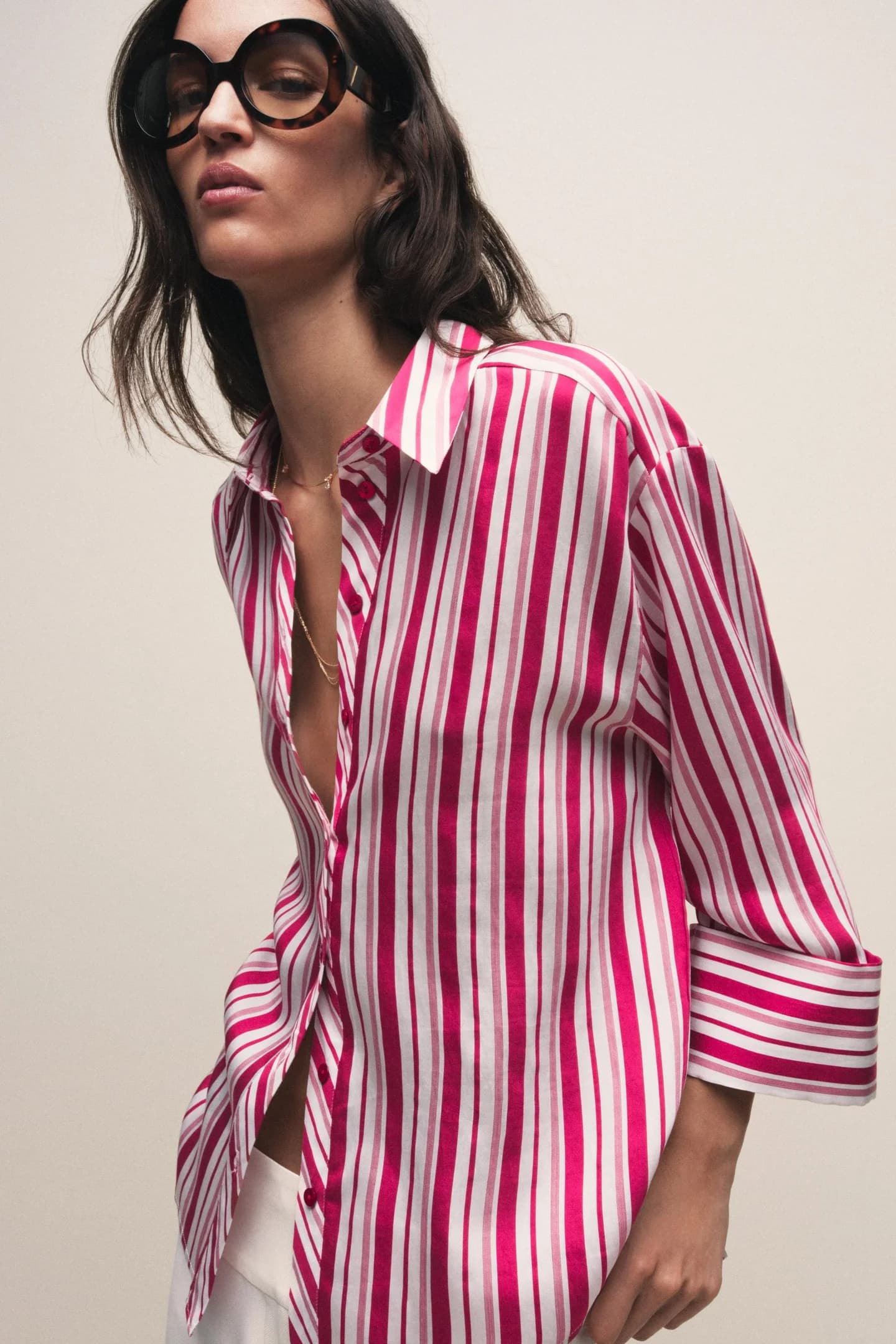 ПОЛОСКАЯ РУБАШКА С ПОДВЕРНУТЫМИ РУКАВАМИ