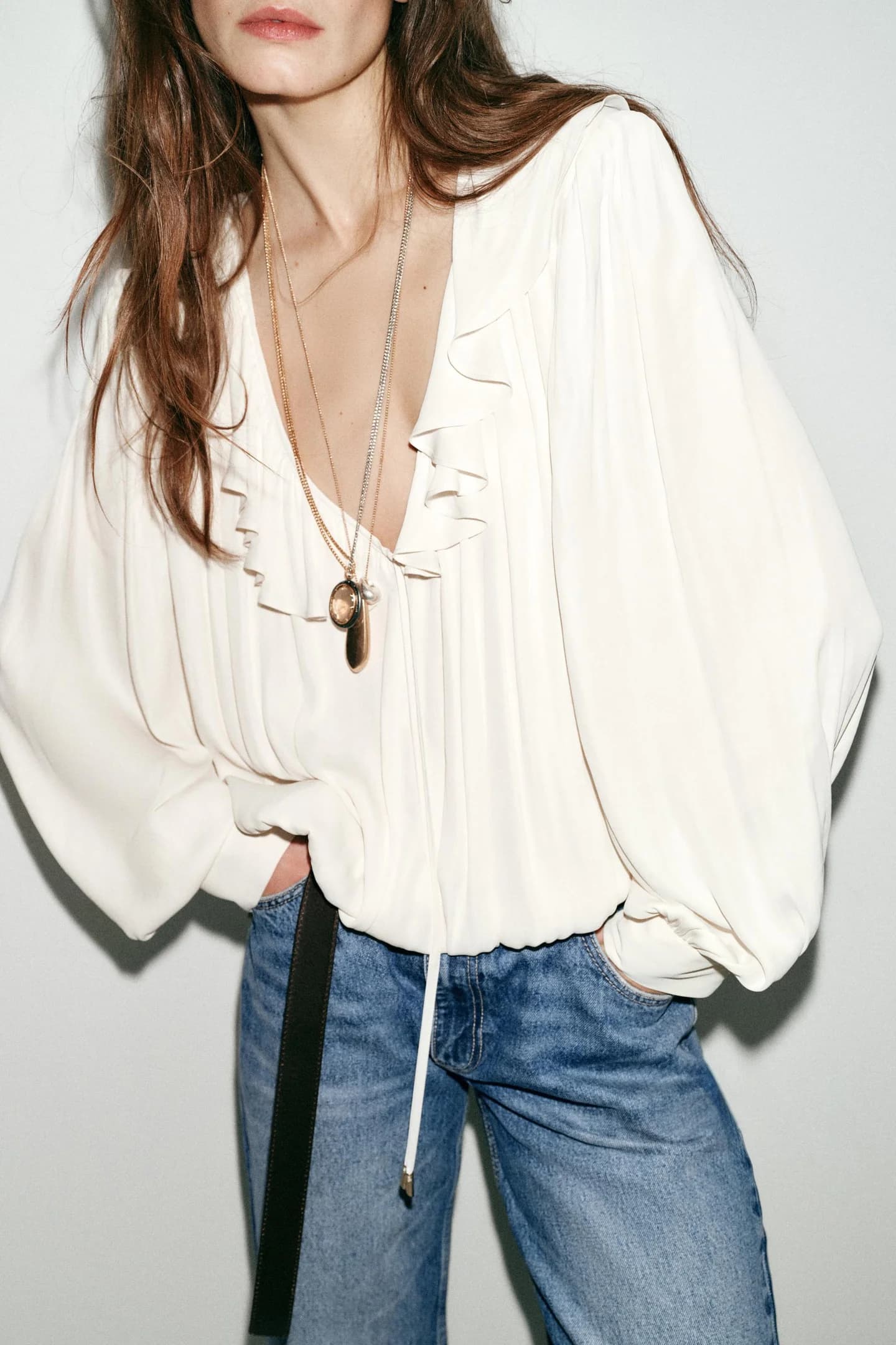 БЛУЗКА ИЗ АТЛАСНОЙ ТКАНИ С РУГАМИ И ПОДУШКАМИ НА ПЛЕЧАХ