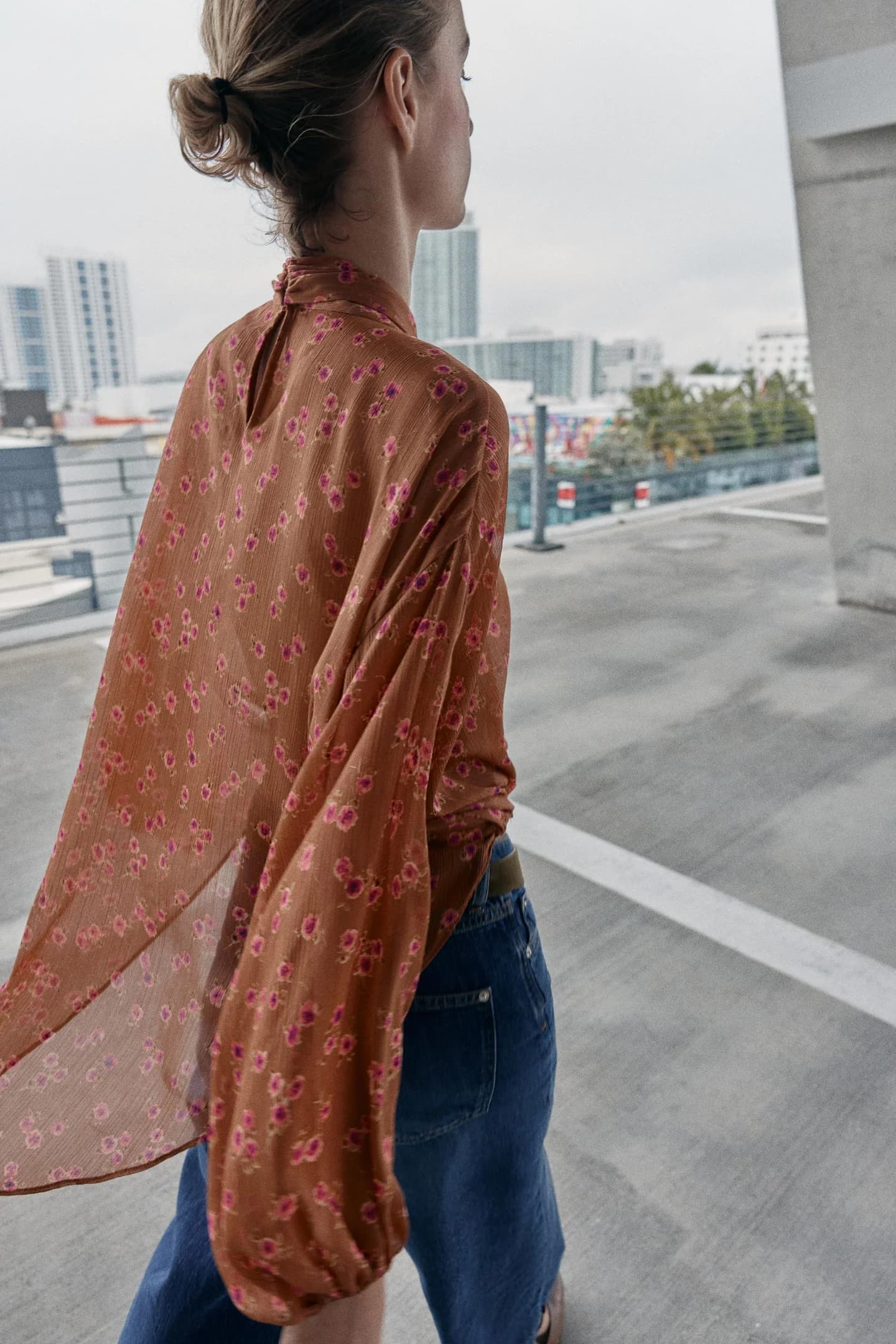 РУБАШКА С ЦВЕТОМ НА ЗАВЯЗКАХ