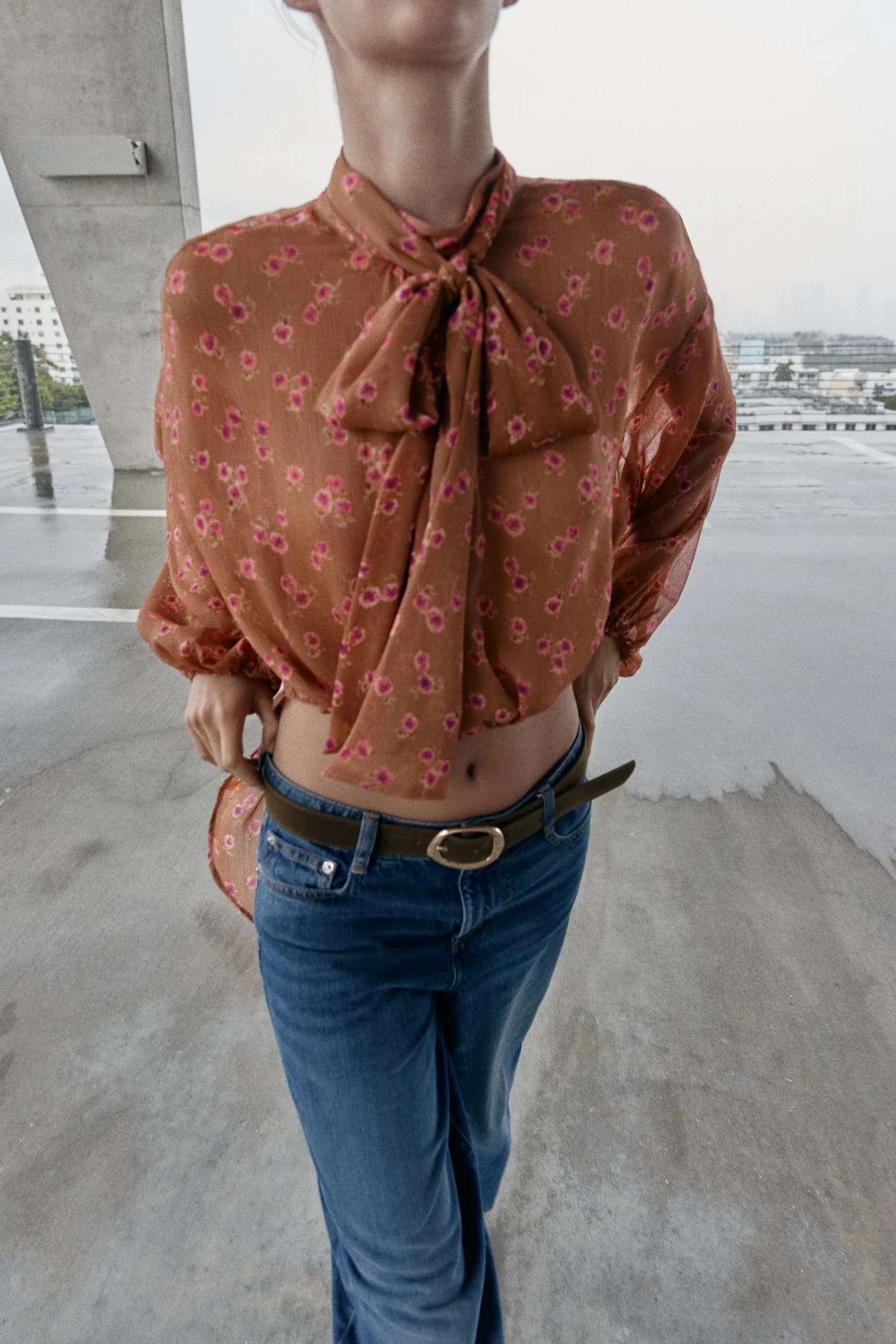 РУБАШКА С ЦВЕТОМ НА ЗАВЯЗКАХ - фото 2