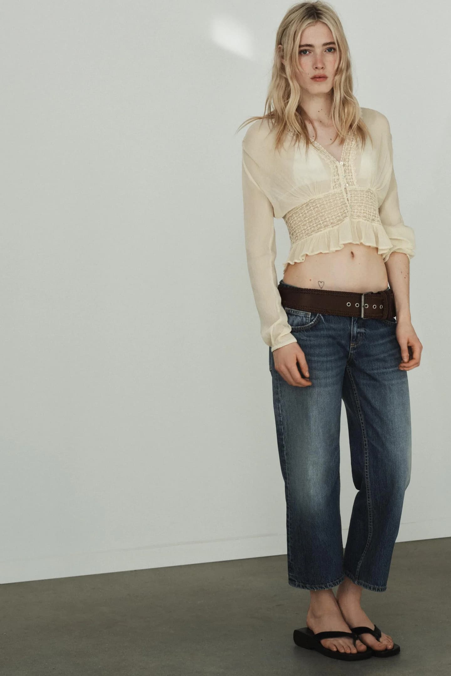 РУБАШКА ИЗ ГАУЗЫ И КРУЖЕВА - фото 2